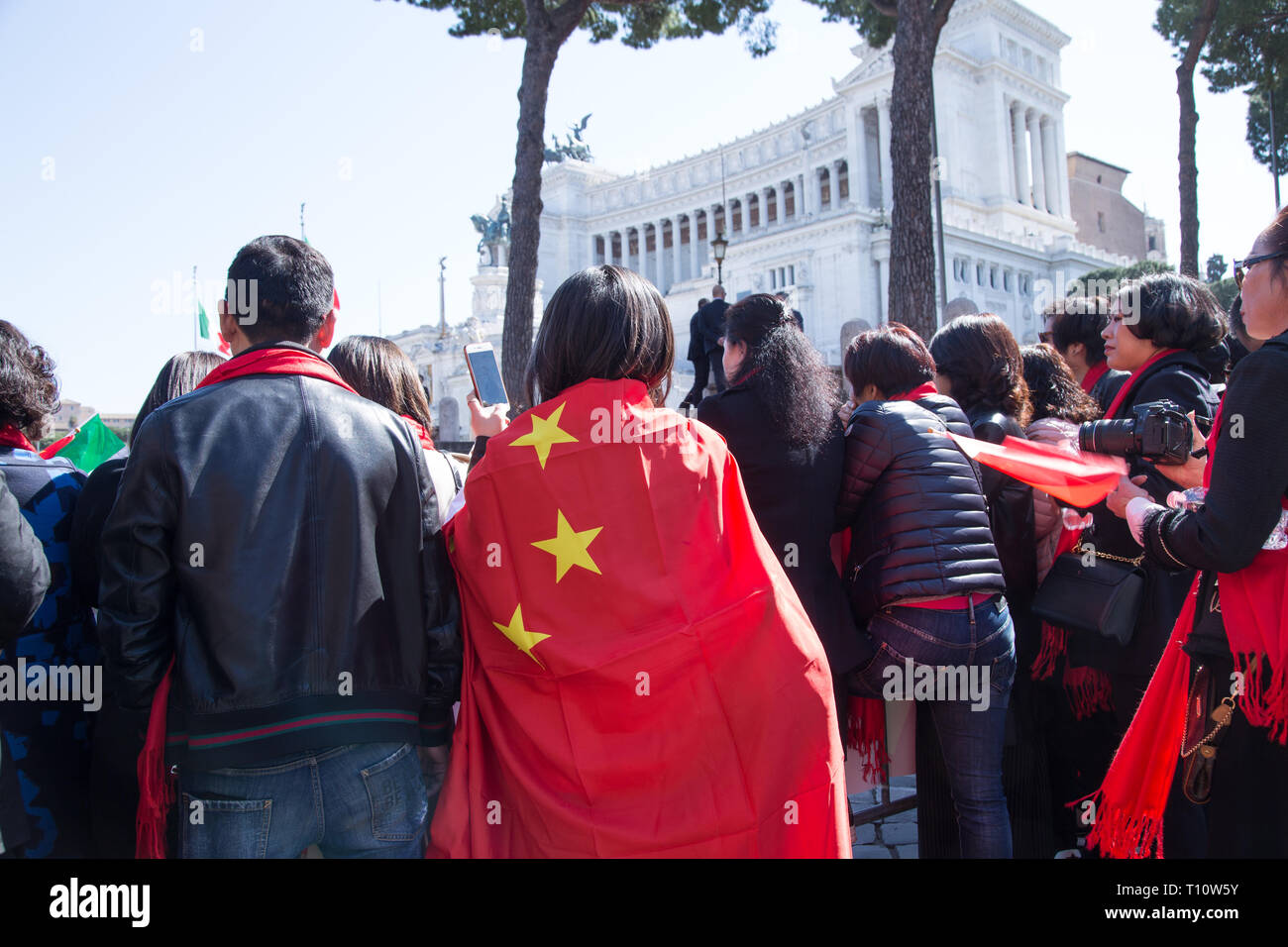 Roma, Italia. 22 Mar, 2019. Los chinos esperan la llegada del presidente chino Xi Jinping en una visita a Roma. Crédito: Matteo Nardone/Pacific Press/Alamy Live News Foto de stock