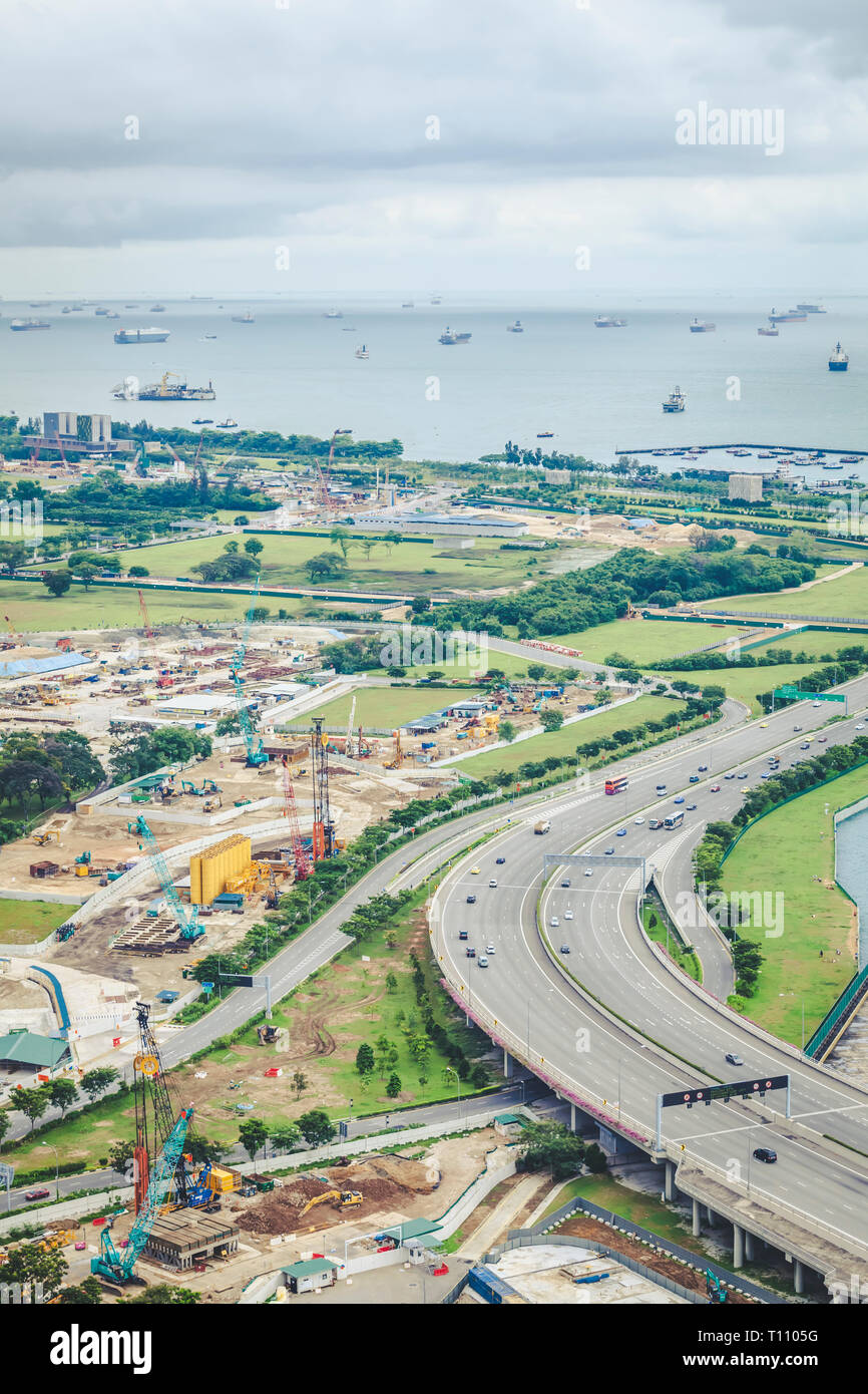 01 de mayo 2018 - Estrecho Vista paisaje aéreo, planificación subdesarrollada región además de Marina Bay y el Centro de Singapur Foto de stock