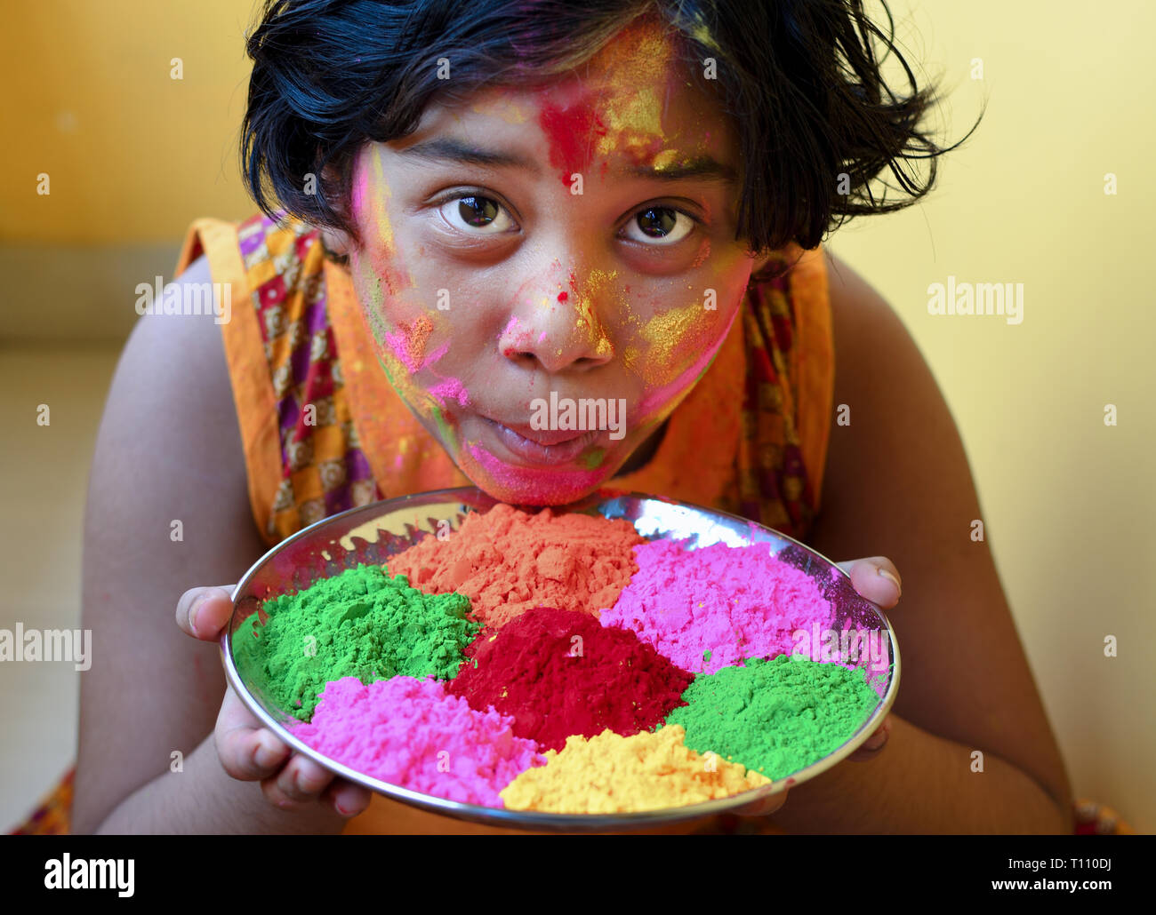 Niña india disfrutando holi, festival de colores. Foto de stock