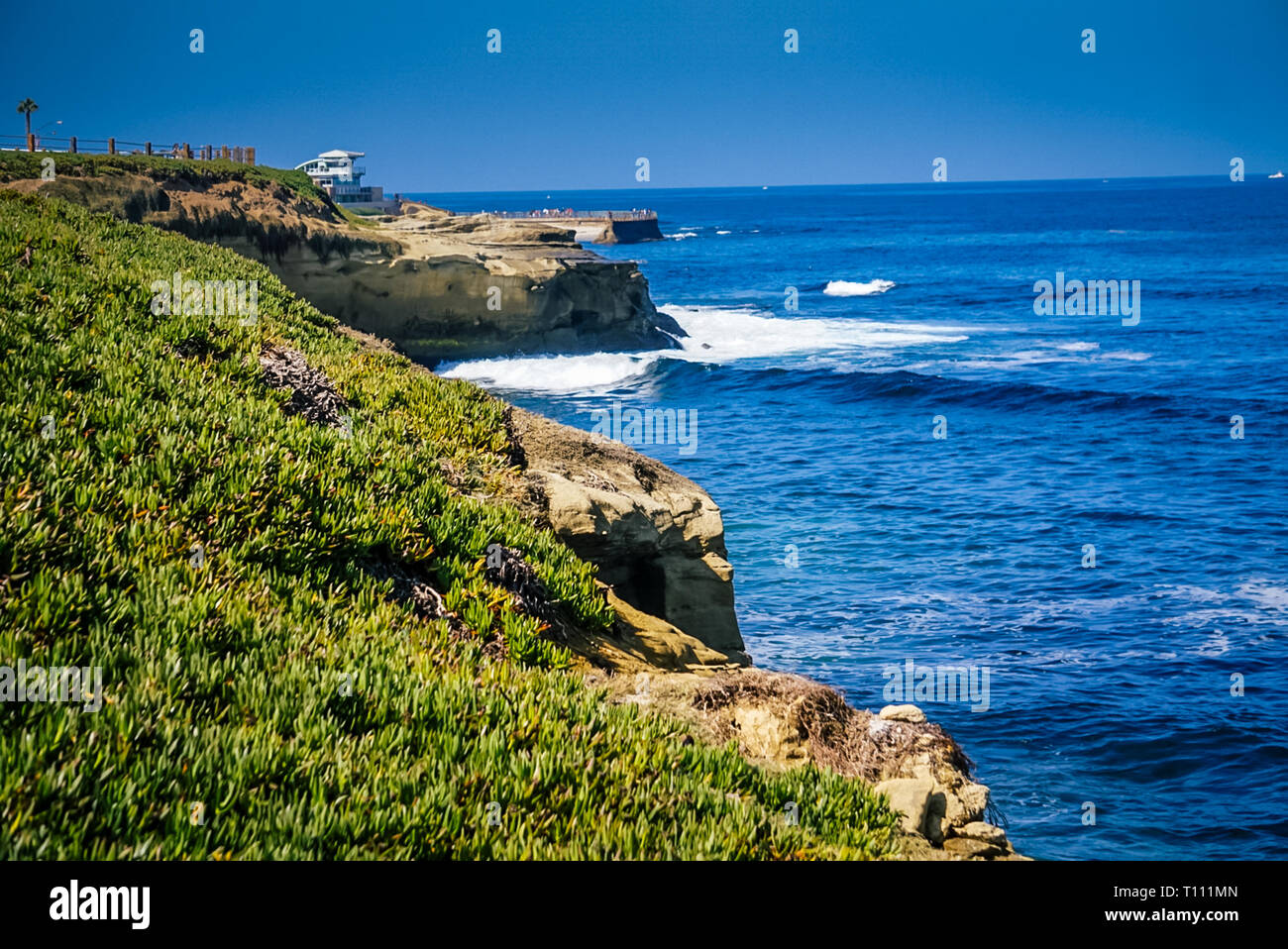 Una vista de los acantilados de La Jolla Cove y el Pacific Coast Highway, cerca de San Diego, California Foto de stock