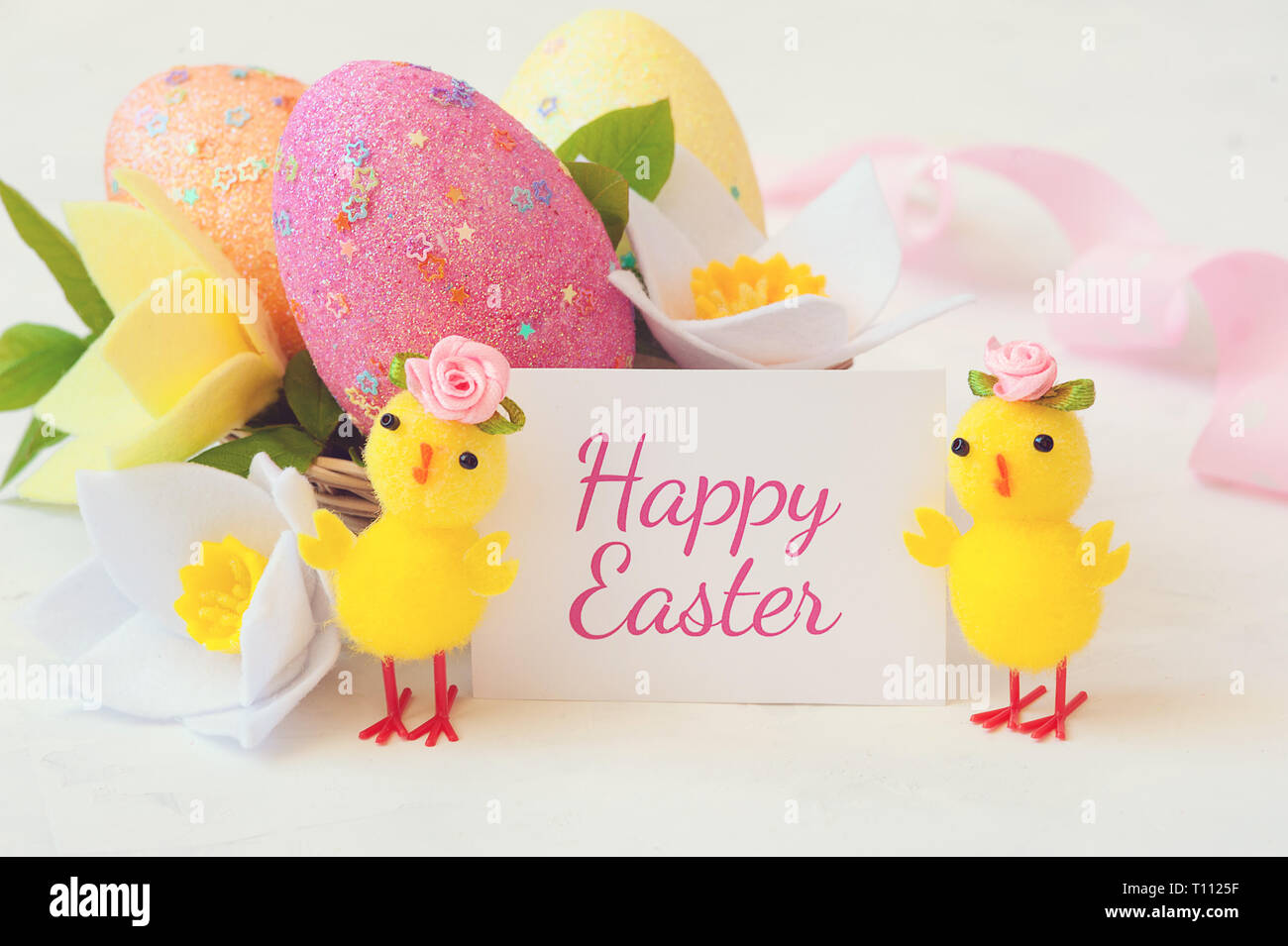 Dos poco amarillo pollo con una inscripción de felicitación - feliz Pascua. Foto de stock