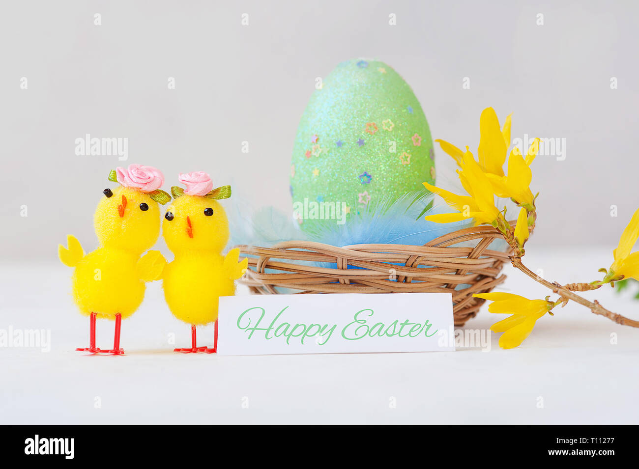 Decoración de la mesa de Pascua con frescas narcisos,pollo y huevos Foto de stock