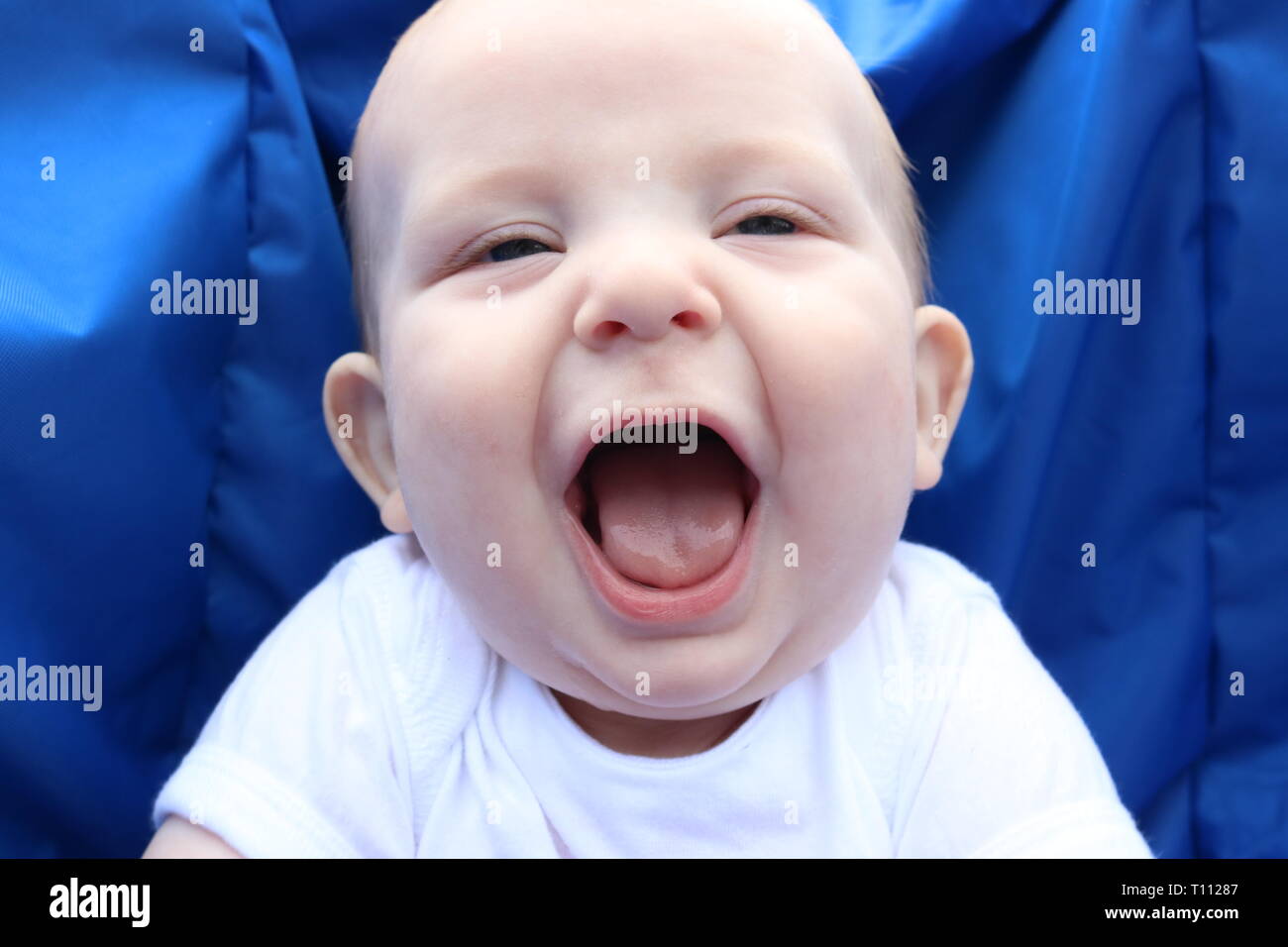 Retrato de un bebé feliz risa Foto de stock