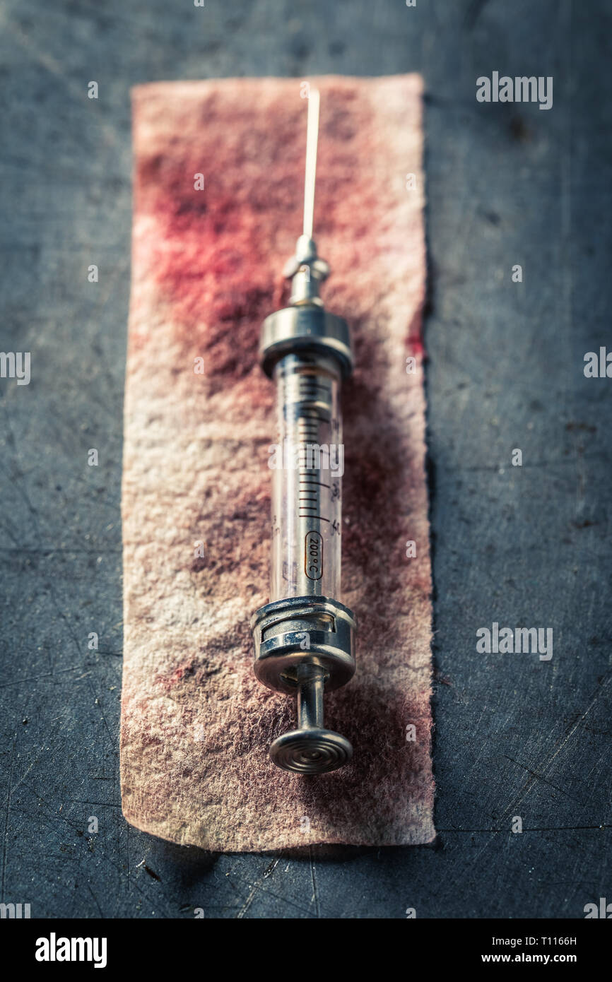Antiguas jeringas con aguja de una preparación para la vacunación  Fotografía de stock - Alamy