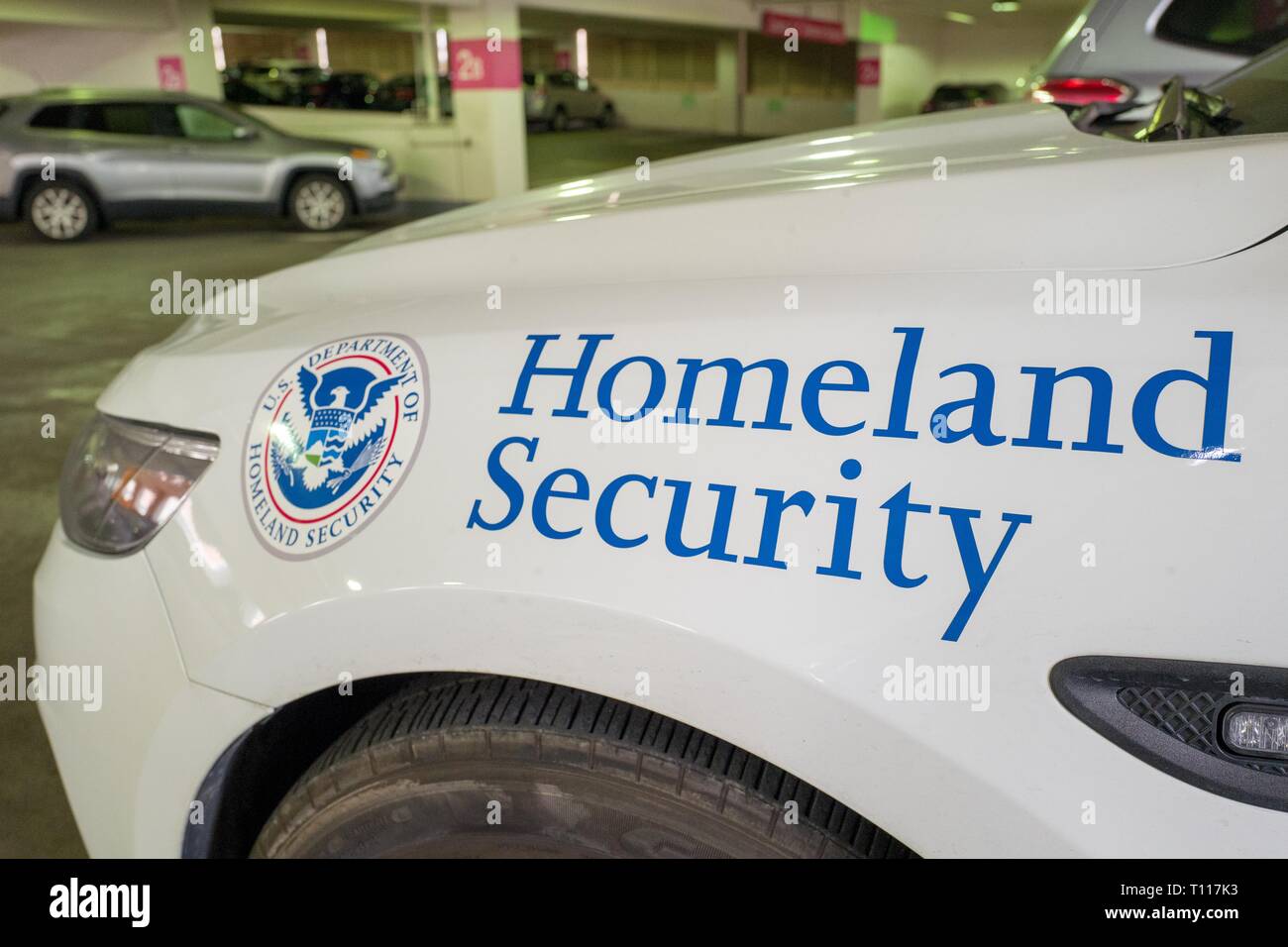 Close-up de logotipo para el Departamento de Seguridad Nacional de Estados Unidos en un vehículo de emergencia en San Francisco, California, 25 de febrero de 2019. () Foto de stock