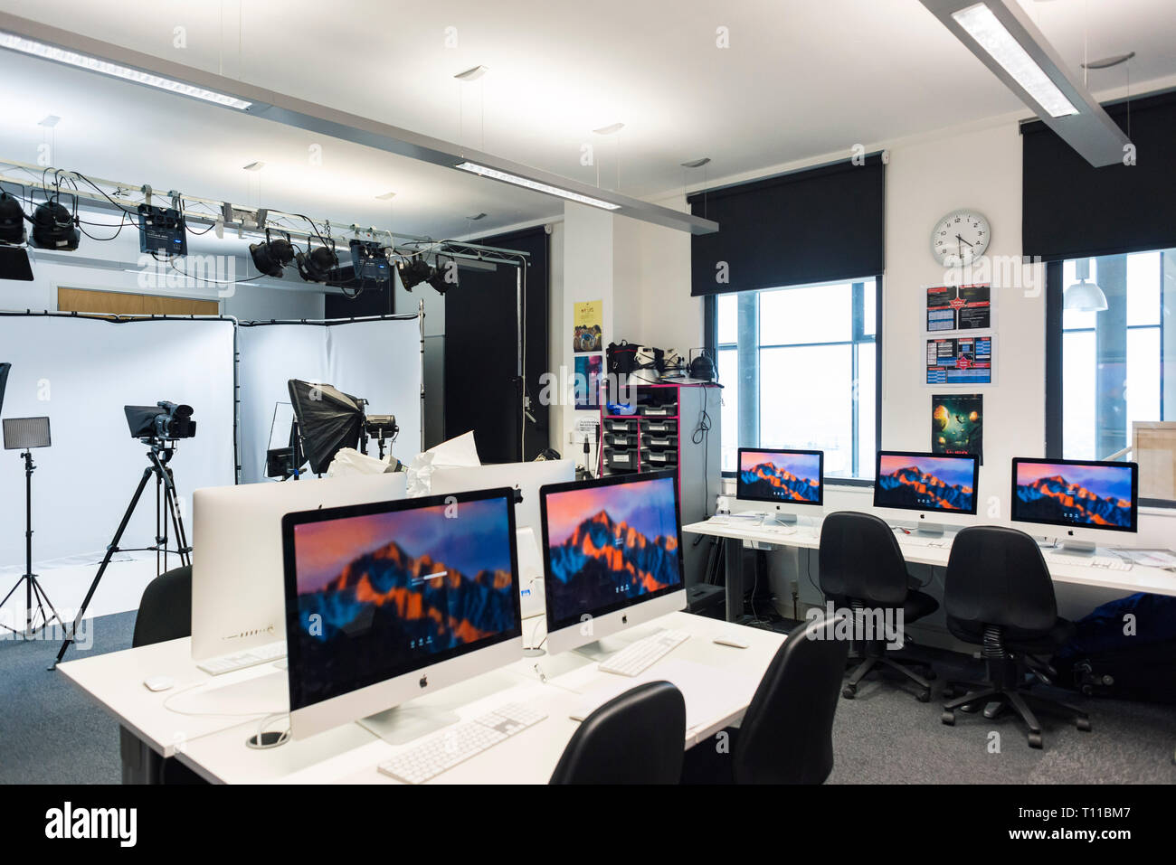 Dentro de una película de televisión y estudios de los medios de  comunicación con un aula studio, cámaras y ordenadores Fotografía de stock  - Alamy