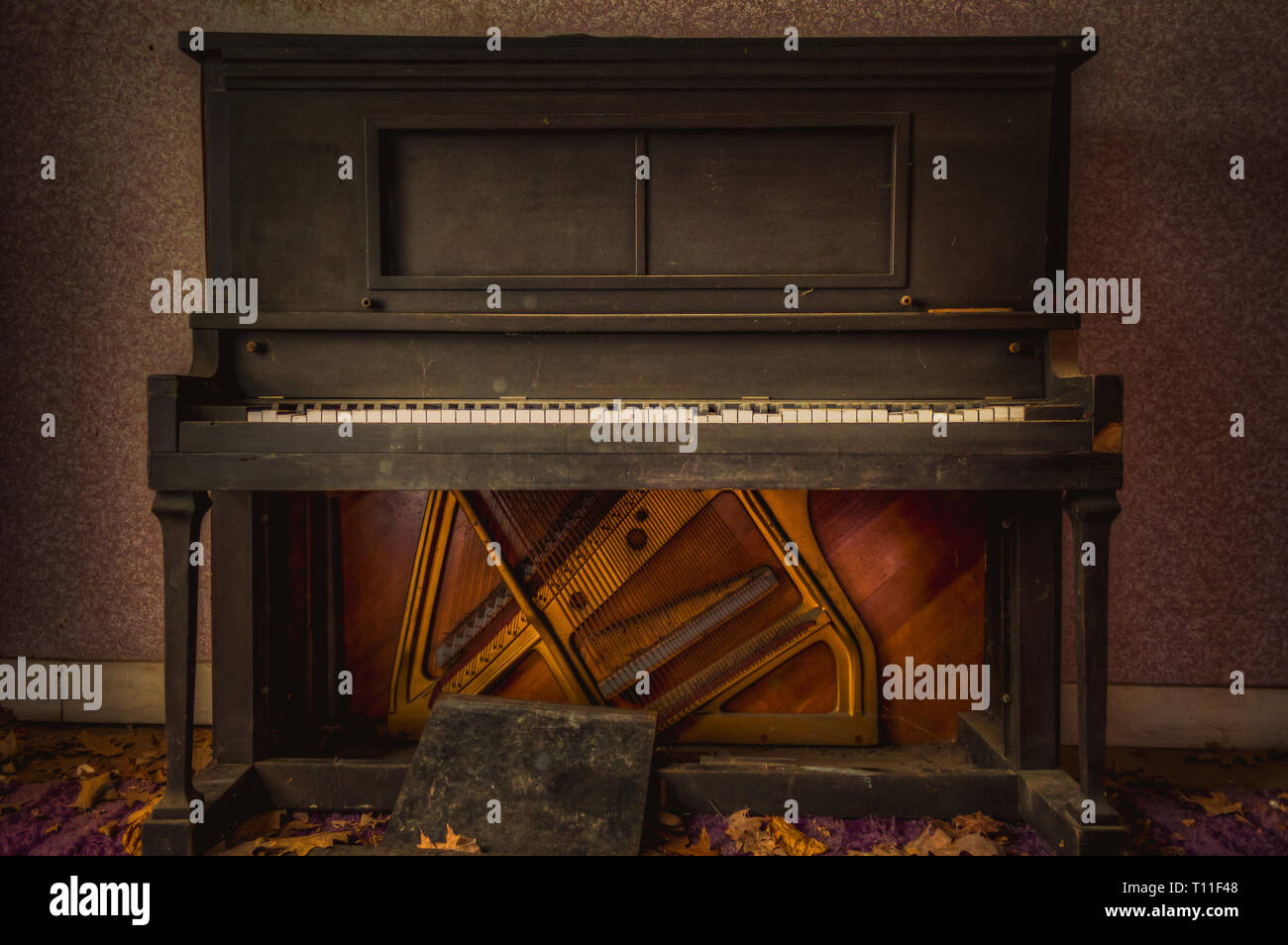 Old upright piano abandoned in fotografías e imágenes de alta resolución -  Alamy