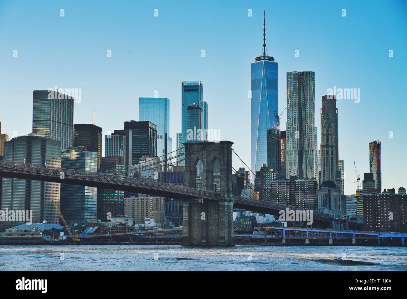 Foto del Manhattan en el atardecer del tiempo con el puente de Brooklyn Foto de stock
