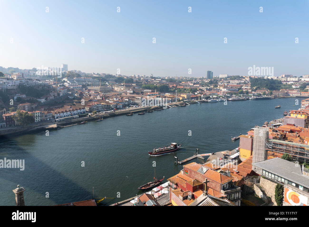 Porto Portugal vista del río Duero, barcos y edificios antiguos en día soleado. Paisaje urbano de Oporto Foto de stock