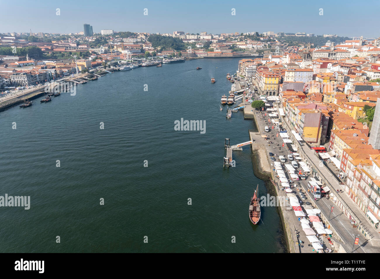 Porto Portugal vista del río Duero, barcos y edificios antiguos en día soleado. Paisaje urbano de Oporto Foto de stock