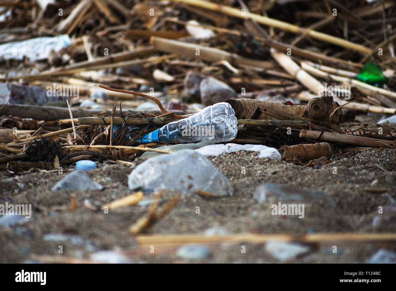Derrames de basura en la playa.Empty utiliza la botella de plástico. Foto de stock