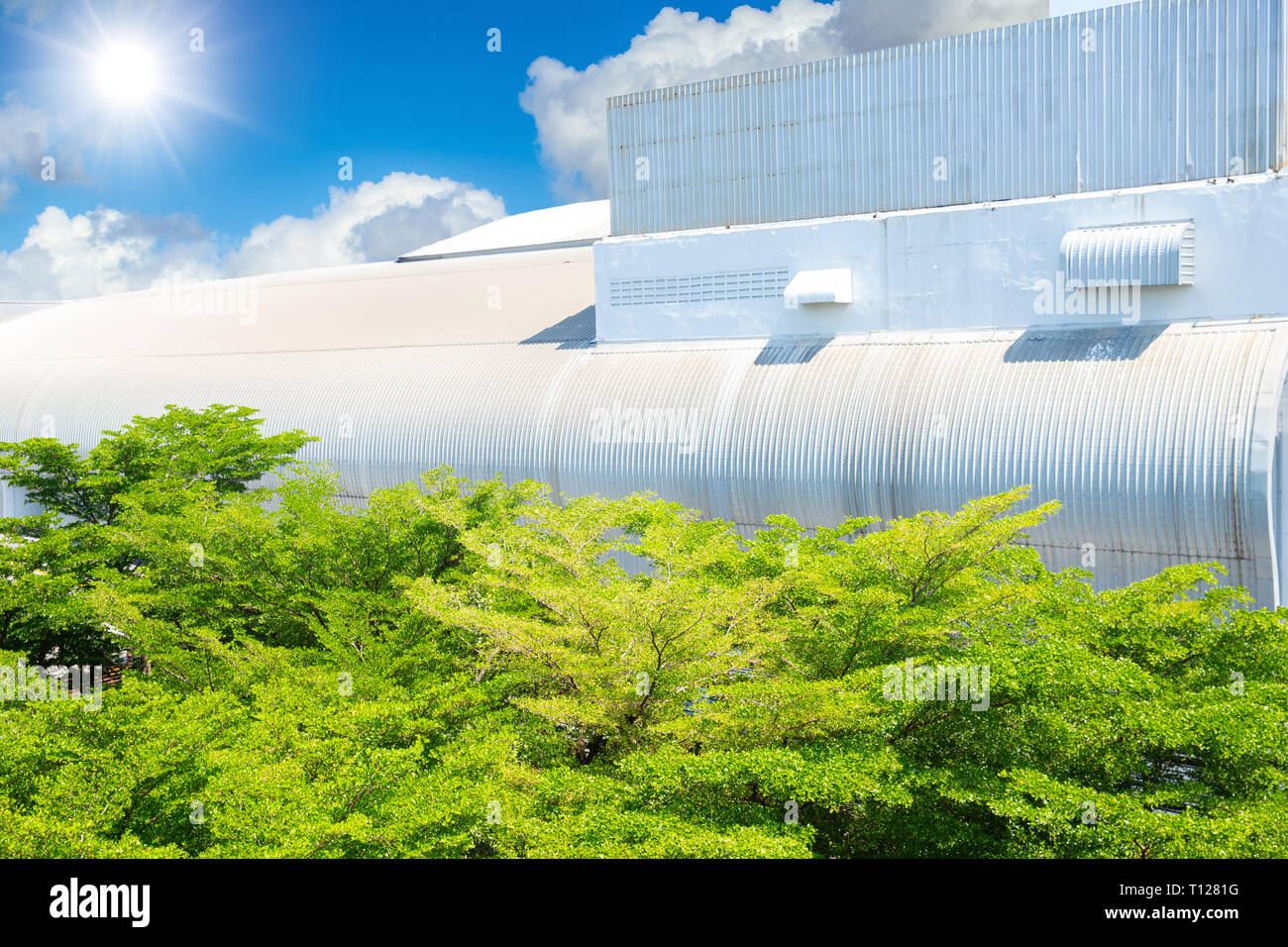 Eco verde alrededor de la fábrica con el árbol del parque ecológico para limpiar la contaminación del aire y la refrigeración ahorrando energía construcción exterior. Foto de stock