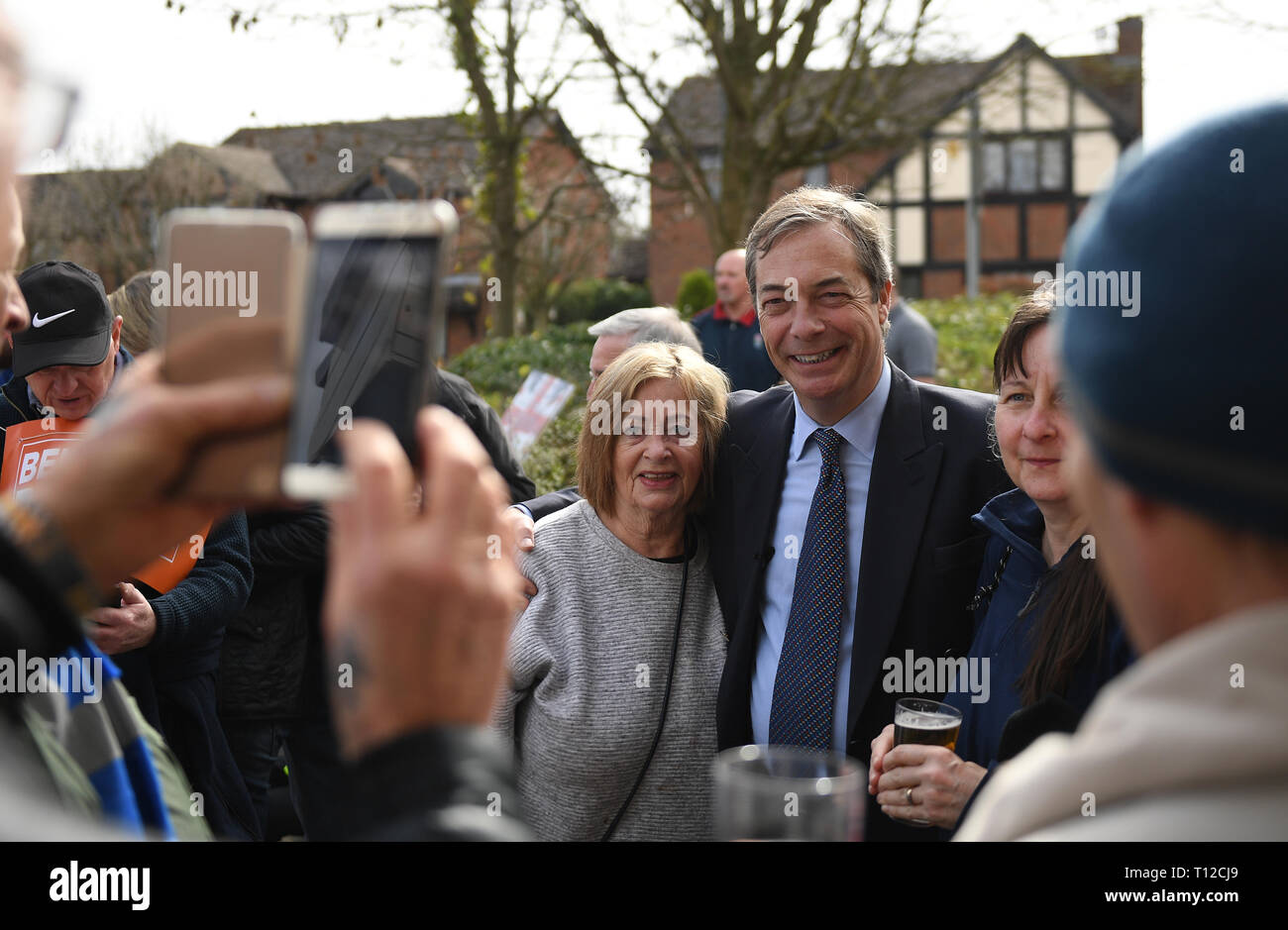 El ex dirigente UKIP Nigel Farage posa para las fotos durante la pausa del almuerzo de la marcha a abandonar la protesta en Nuthall, Nottingham en su camino a Londres durante un período de 14 días, llegando a la capital el 29 de marzo, en un mitin masivo tendrá lugar en la Plaza del Parlamento. Foto de stock