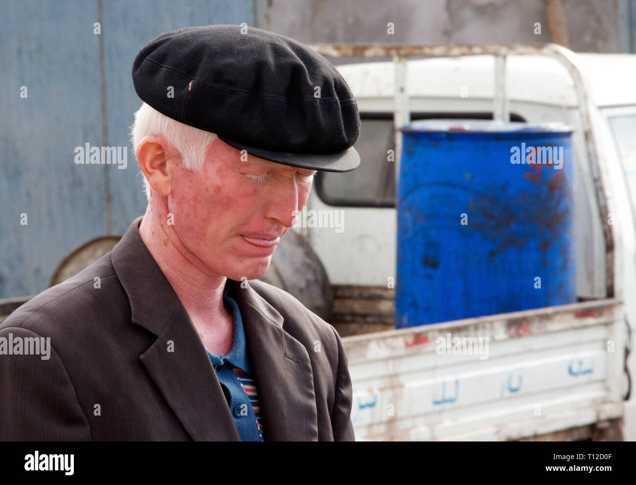 Retrato del hombre albino uygur en el notable mercado dominical en Kashgar, Región Autónoma de Xinjiang, China. Foto de stock