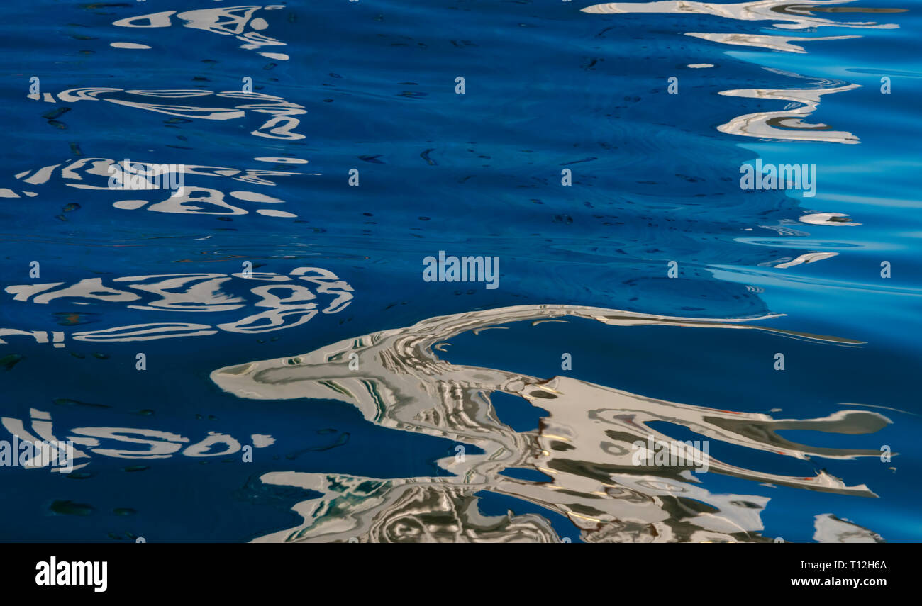 Reflejo de iceberg en las ondulaciones del agua, el fiordo helado de Ilulissat, Groenlandia Foto de stock