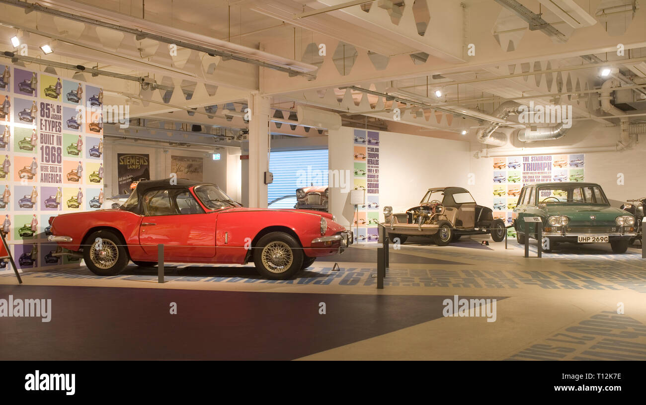 1960 Pantalla de Jaguar y Triumph coches en hall en Coventry museo tranpsort Foto de stock