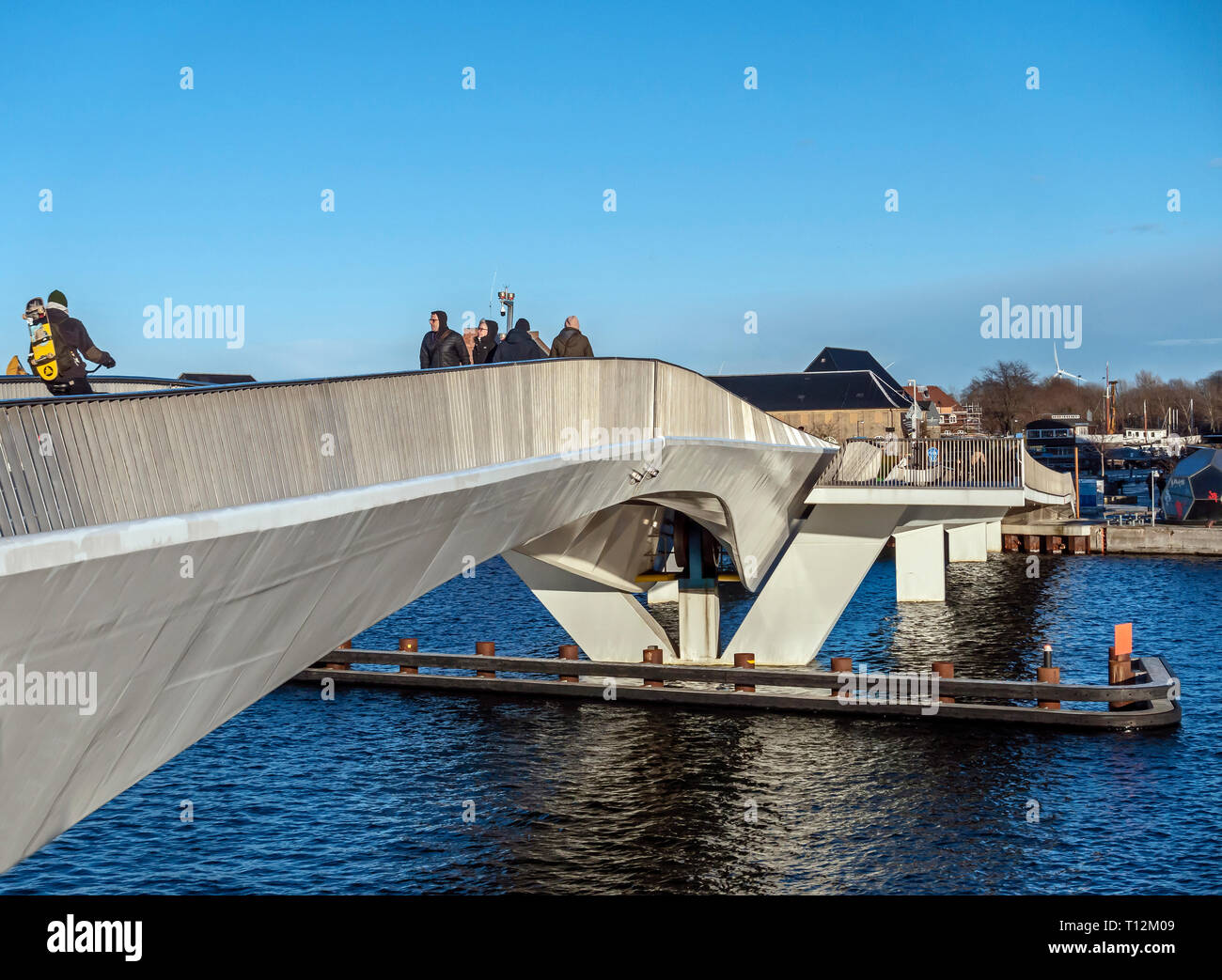 Ciclo Inderhavnsbroen & puente peatonal la vinculación de Nyhavn en Copenhague, Dinamarca Christianshavn con Europa Foto de stock