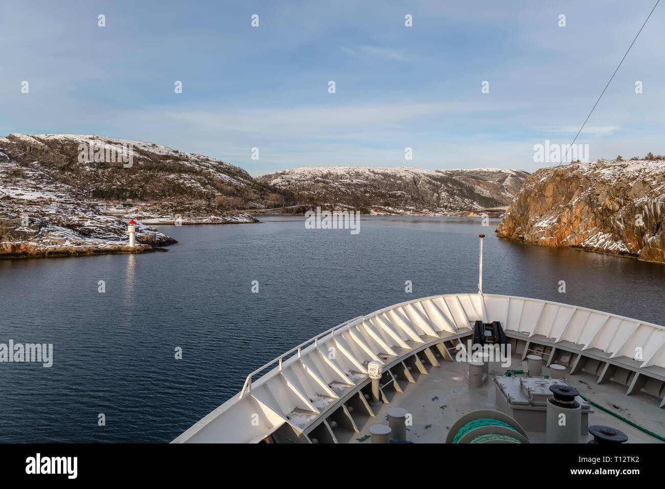 El crucero a través de los fiordos noruegos durante el invierno. Vista desde la parte delantera de un barco de crucero. Foto de stock