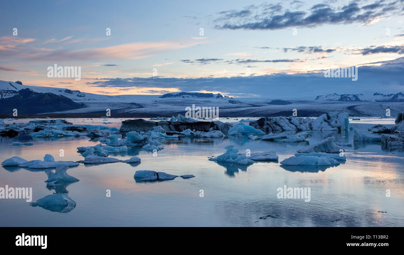 La Laguna glaciar Jokulsarlon, en Islandia en la noche con hielo flotando en el agua. Foto de stock