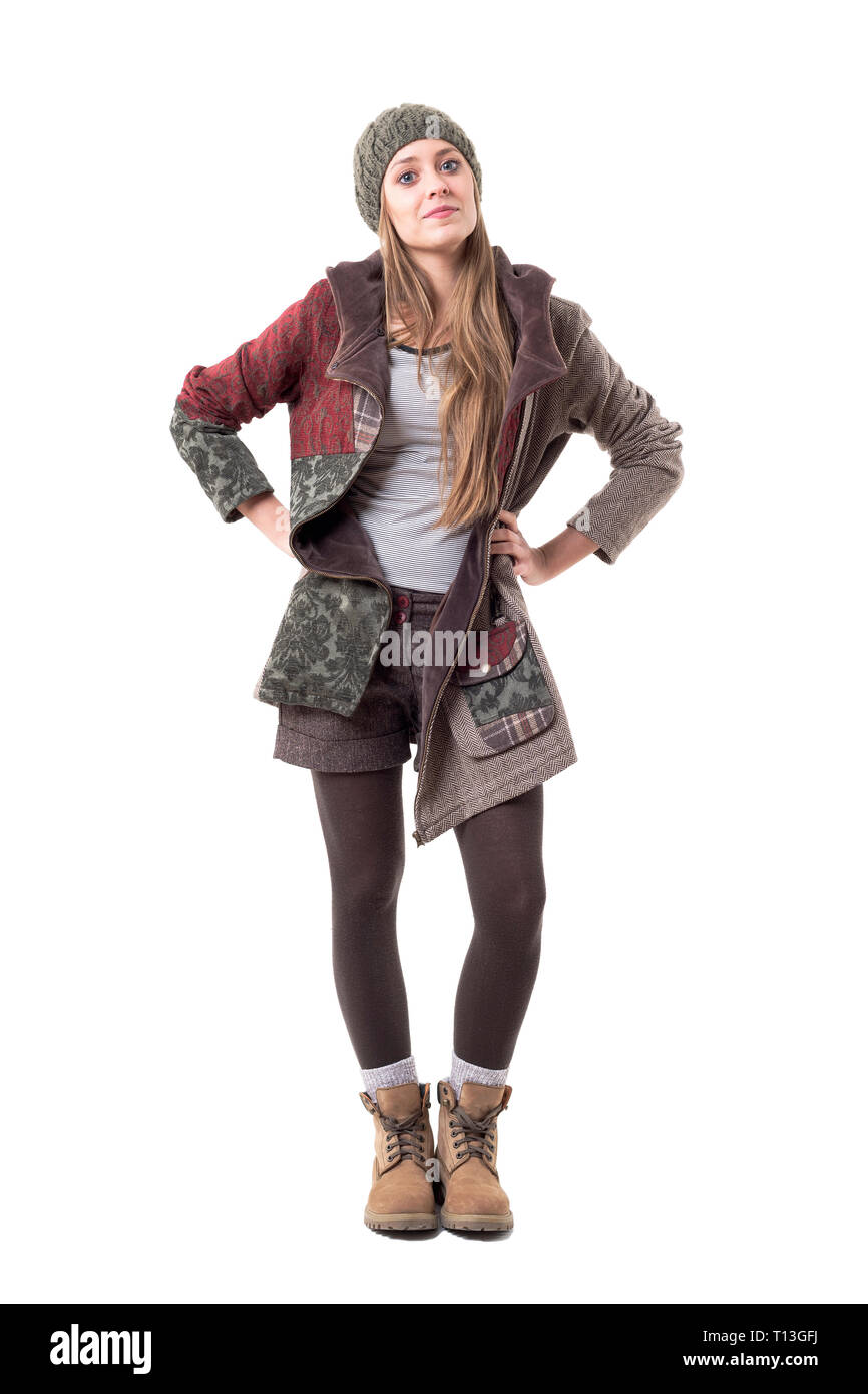 Joven rebelde con estilo HIPSTER chica con actitud en ropa de invierno.  Cuerpo completo aislado sobre fondo blanco Fotografía de stock - Alamy