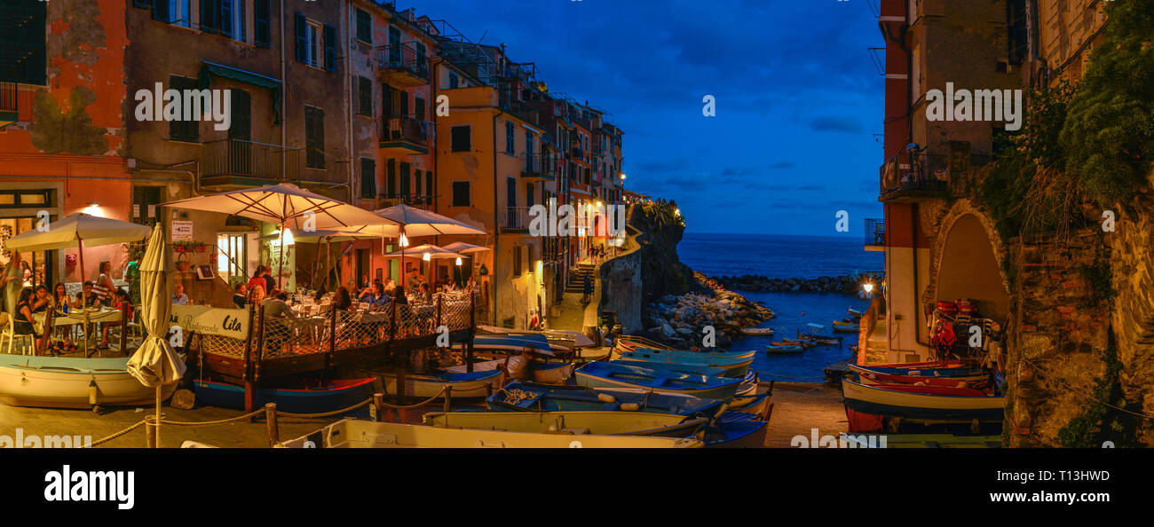 Un panorama de Riomaggiore, uno de los cinco pueblos que conforman Cinque Terre en la costa de Liguria de Italia. Esta vista es desde la grada hacia el océano. Foto de stock