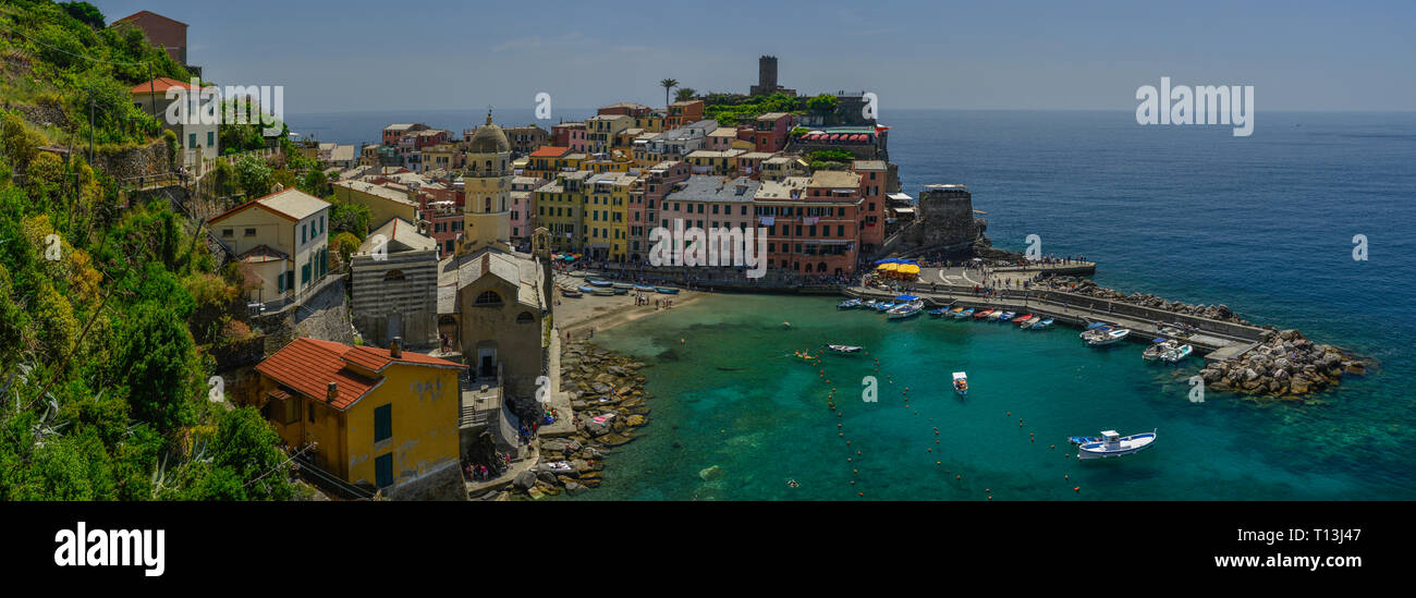 Un panorama de Vernazza, uno de los cinco pueblos que conforman Cinque Terre en la costa de Liguria de Italia. Esta elevada vista mira a través de la aldea. Foto de stock