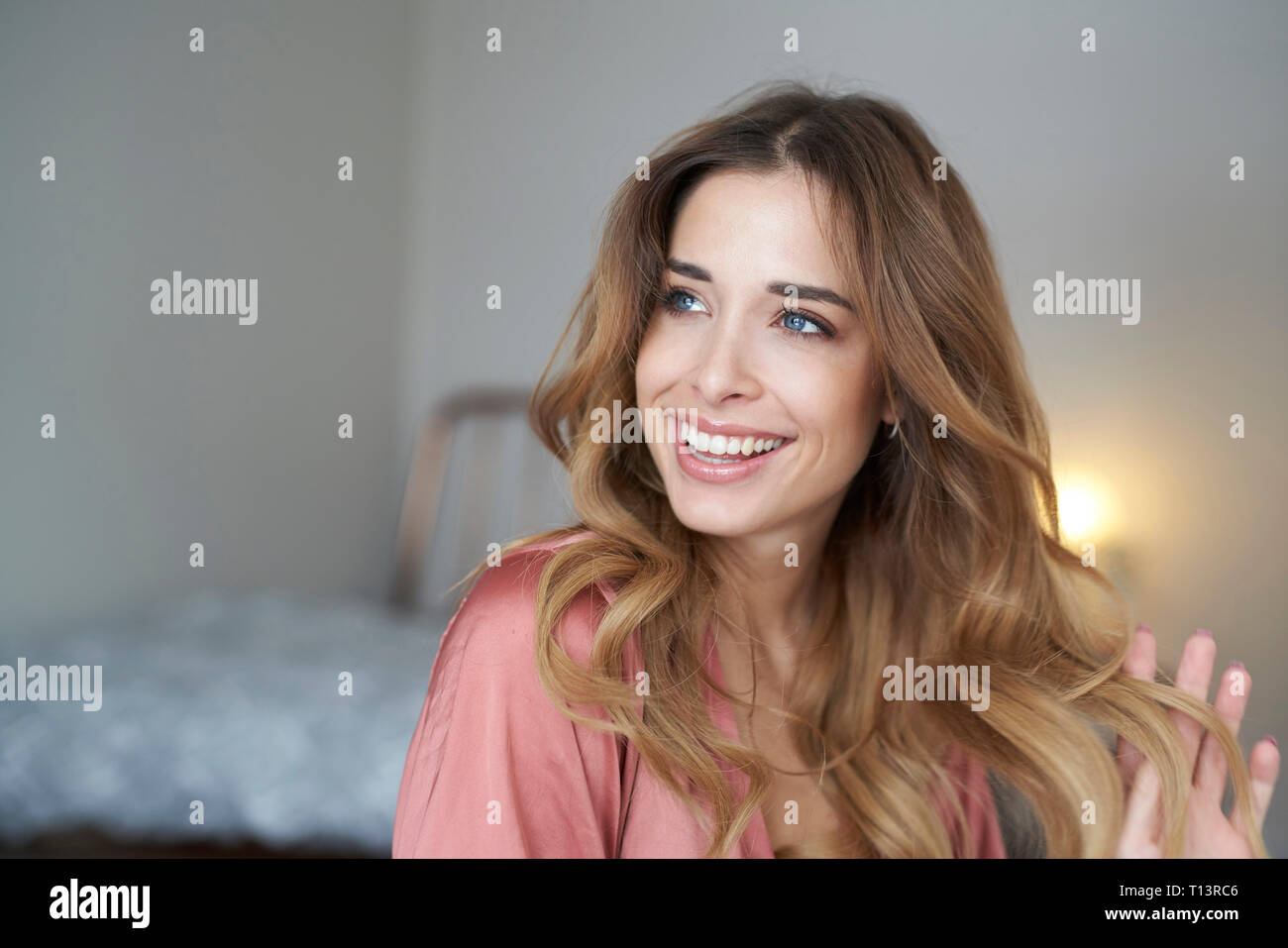 Retrato de mujer joven feliz vistiendo bata Foto de stock