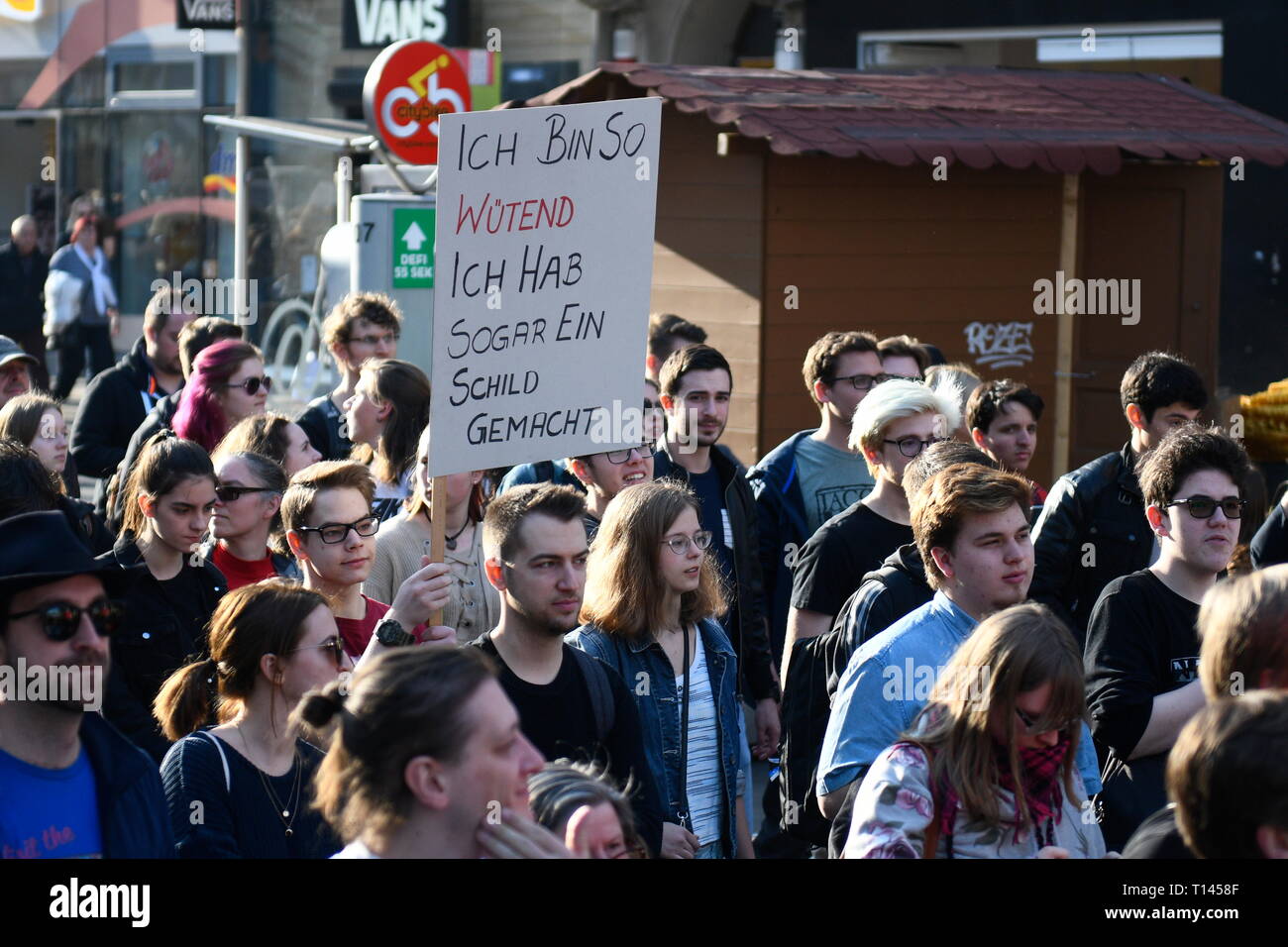Viena, Austria. 23.März.2019. Ue sigue día de protesta contra un proyecto de reforma del copyright y cargar el filtro: demostración de su Internet 'Save'. La imagen muestra una pizarra con la inscripción "Estoy tan enojado, incluso me hizo un signo' Crédito: Franz Perc / Alamy Live News Foto de stock