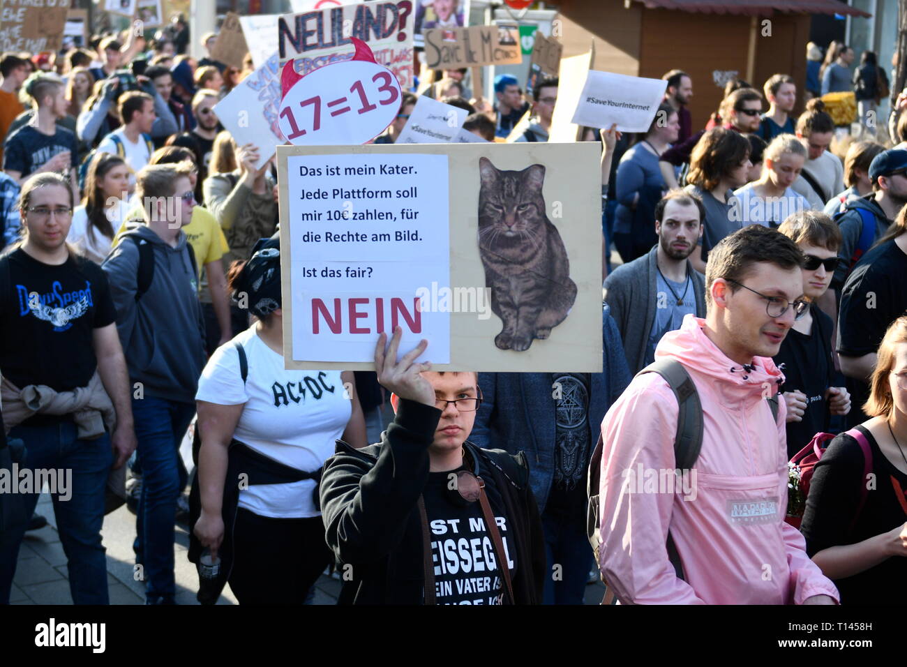 Viena, Austria. 23.März.2019. Ue sigue día de protesta contra un proyecto de reforma del copyright y cargar el filtro: demostración de su Internet 'Save'. La imagen muestra una placa con la inscripción "Éste es mi resaca, cada plataforma deberá pagar 10 € para mí los derechos de mi imagen. Es que justo?" crédito: Franz Perc / Alamy Live News Foto de stock
