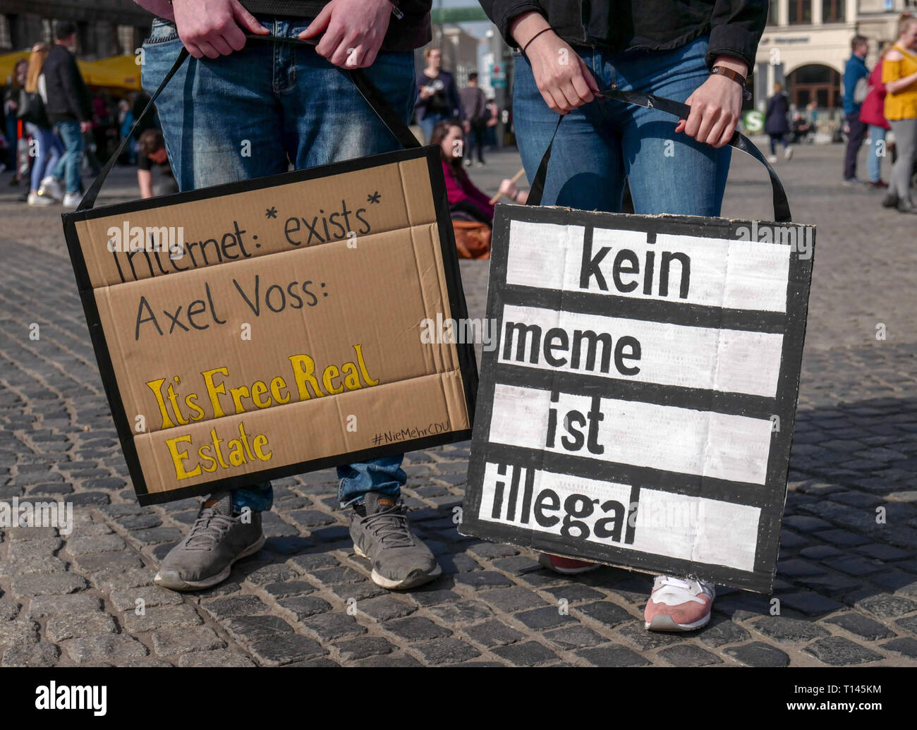 Leipzig, Alemania. 23 Mar, 2019. Con carteles y pancartas, Leipziger tomar parte en la manifestación en toda Europa 'Save Internet' contra cargar filtros en la ocasión de la UE prevista reforma del copyright. Crédito: Peter Endig/dpa/Alamy Live News Foto de stock