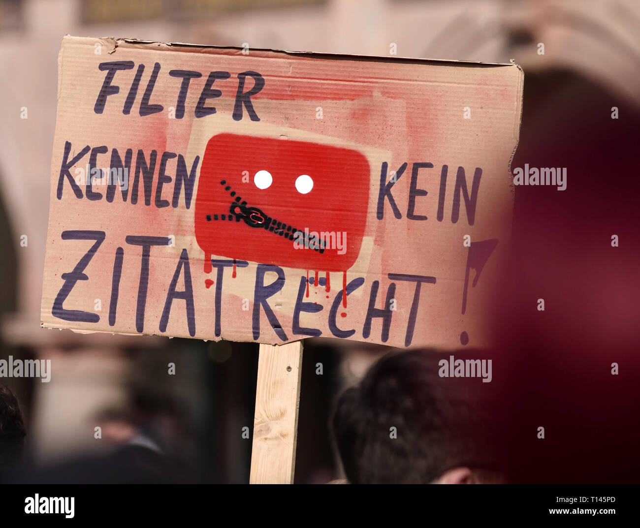 Leipzig, Alemania. 23 Mar, 2019. Con carteles y pancartas, Leipziger tomar parte en la manifestación en toda Europa 'Save Internet' contra cargar filtros en la ocasión de la UE prevista reforma del copyright. Crédito: Peter Endig/dpa/Alamy Live News Foto de stock