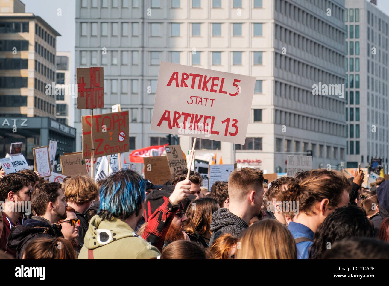Berlin, Alemania - 23 de marzo de 2019: Manifestación contra la UE copyright / reforma el artículo 11 y el artículo 13 en Berlín, Alemania. Foto de stock