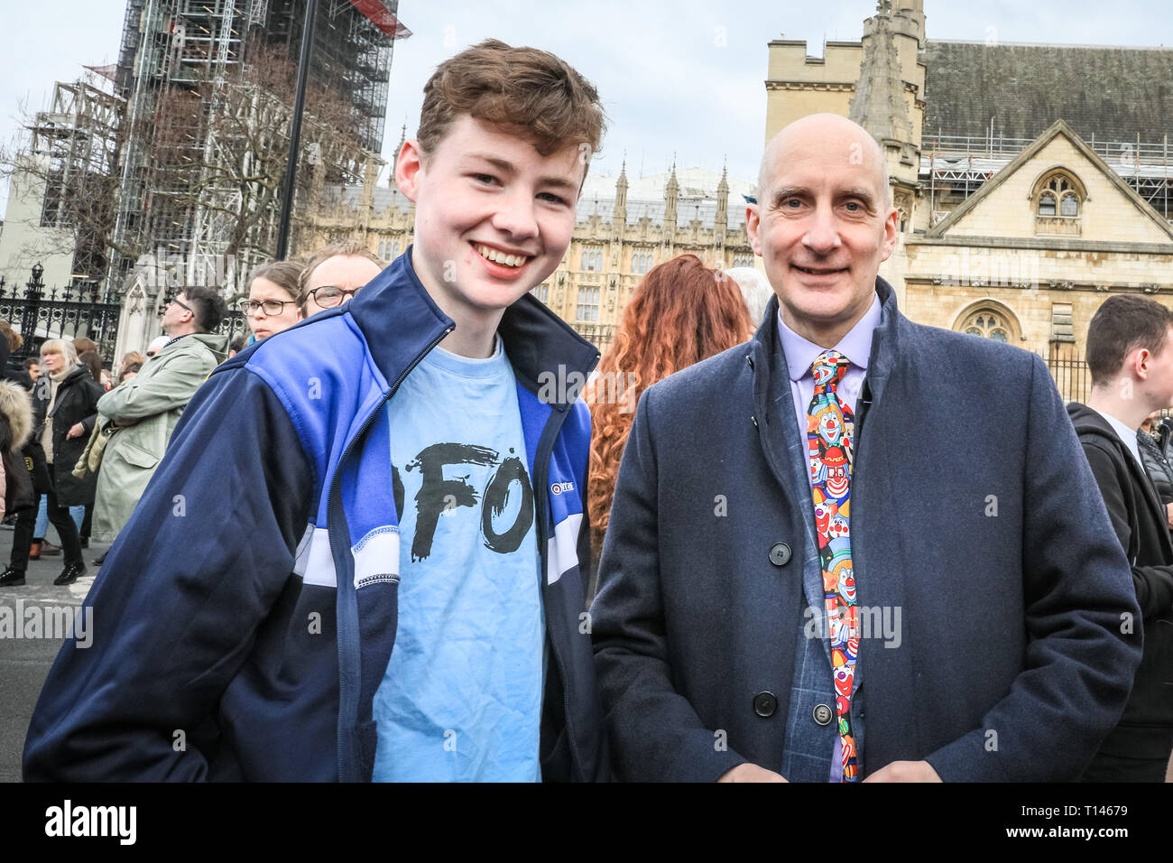 Londres, Reino Unido, 23 de marzo de 2019el 'voto popular de Marzo", también conocida como la 'Poner a la gente" de marzo en la Plaza del Parlamento. La marcha, a la que asistieron cientos de miles de personas, hace su camino a través del centro de Londres y termina con los discursos partidarios y políticos en Parliament Square, Westminster. Crédito: Imageplotter/Alamy Live News Foto de stock