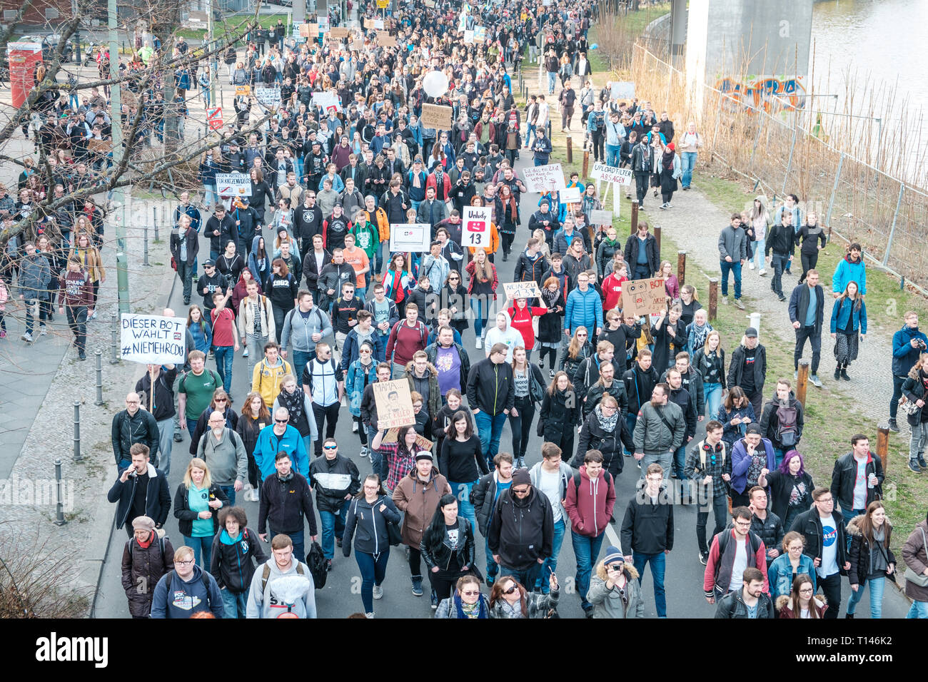 Berlin, Alemania - 23 de marzo de 2019: Manifestación contra la UE copyright / reforma el artículo 11 y el artículo 13 en Berlín, Alemania. Foto de stock