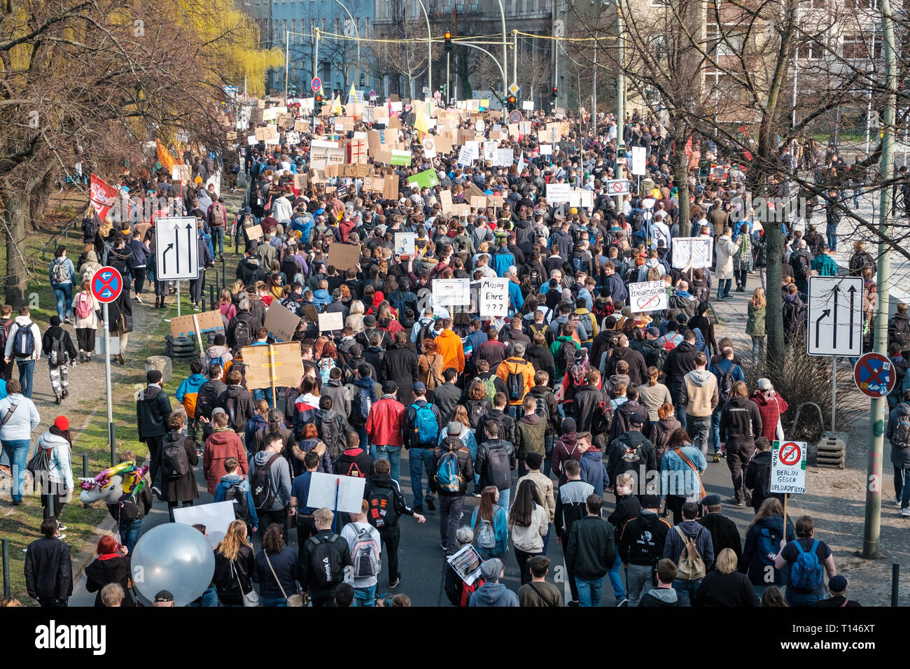 Berlin, Alemania - 23 de marzo de 2019: Manifestación contra la UE copyright / reforma el artículo 11 y el artículo 13 en Berlín, Alemania. Foto de stock