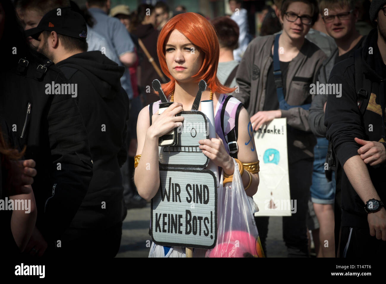 Guardar su Internet protesta en Leipzig, Alemania. Protestando en contra de la Directiva sobre derechos de autor conocido como artículo 13, denominada oficialmente la directiva de la Unión Europea sobre los derechos de autor en el mercado único digital, requiere de la talla de YouTube, Facebook y Twitter para tomar más responsabilidad por material con derechos de autor compartidos ilegalmente en sus plataformas. Es conocida como el artículo 13 de su serction más controvertido. Los críticos afirman que tendrá un impacto perjudicial sobre los creadores en línea. Crédito: Craig Stennet/Alamy Live News 23/3/2019 Leipzig, Alemania Foto de stock