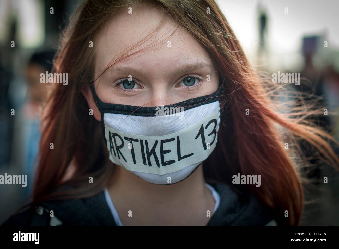Guardar su Internet protesta en Leipzig, Alemania. Protestando en contra de la Directiva sobre derechos de autor conocido como artículo 13, denominada oficialmente la directiva de la Unión Europea sobre los derechos de autor en el mercado único digital, requiere de la talla de YouTube, Facebook y Twitter para tomar más responsabilidad por material con derechos de autor compartidos ilegalmente en sus plataformas. Es conocida como el artículo 13 de su serction más controvertido. Los críticos afirman que tendrá un impacto perjudicial sobre los creadores en línea. Crédito: Craig Stennet/Alamy Live News 23/3/2019 Leipzig, Alemania Foto de stock