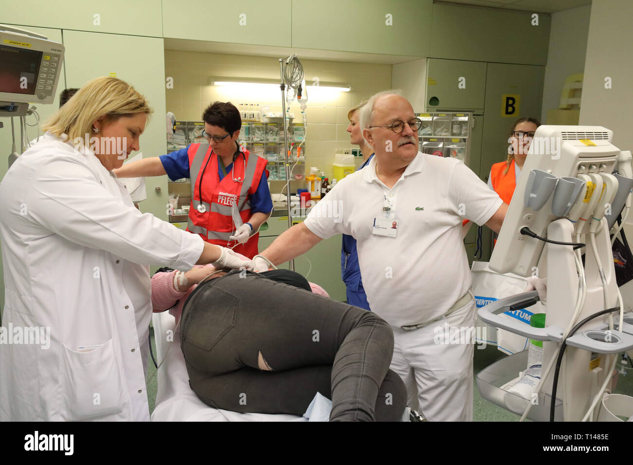Lermoos, Alemania. 23 Mar, 2019. Durante un ejercicio en la SRH Zentralklinikum, el Dr. Matthias Schmidt (l) y un colega suyo de tratar un actor que imita a una persona lesionada. Durante un ejercicio a gran escala en el Berg Bock túnel de la autopista 71, con alrededor de 600 participantes de los bomberos, el servicio de rescate, ambulancia y el cuidado de los trenes y de la policía, el rescate, salvamento y atención de muchas personas heridas tras un grave accidente de tráfico se practica. Crédito: Bodo Schackow/dpa-Zentralbild/dpa/Alamy Live News Foto de stock