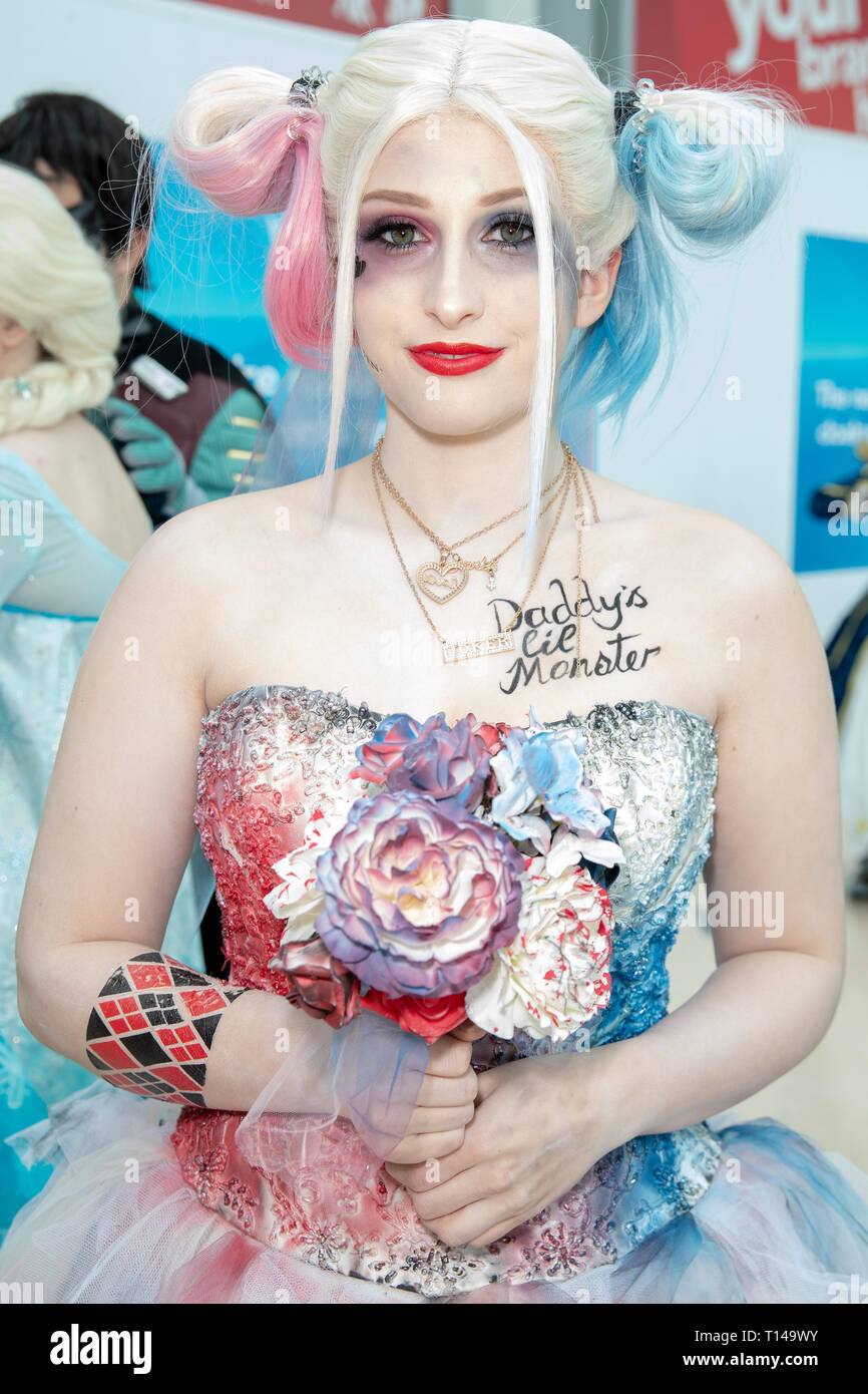 Birmingham, Reino Unido. Sábado 23 de marzo de 2019. Cosplayers visto como personaje Harley Quinn en el 1er día del Comic Con MCM en el NEC Birmingham , © Jason Richardson / Alamy Live News Foto de stock