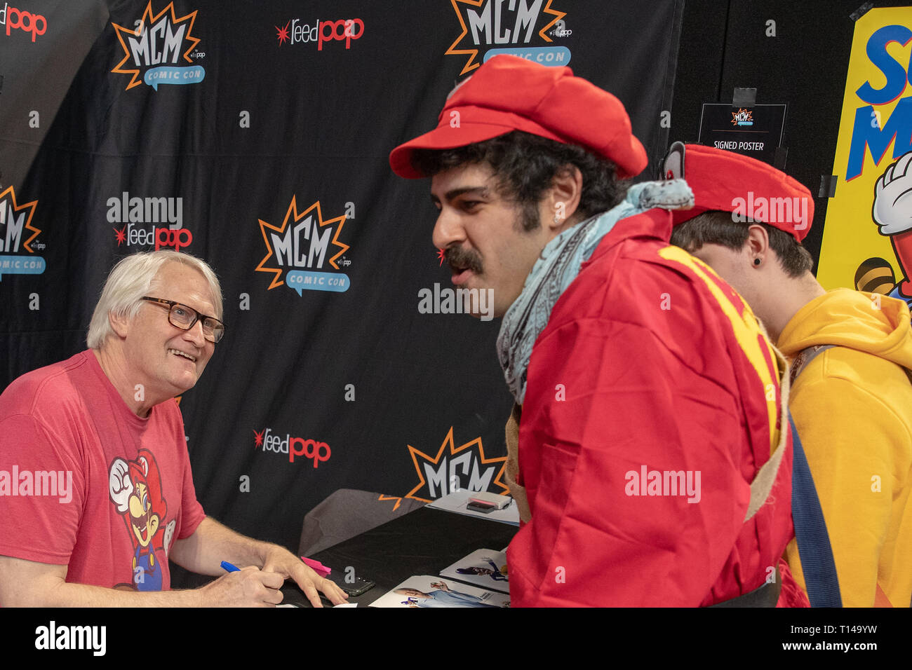 Birmingham, Reino Unido. Sábado 23 de marzo de 2019. Charles Martinet durante una sesión de autógrafos él es mejor conocido por expresar Mario en la serie de videojuegos de Super Mario, en el 1er día del Comic Con MCM en el NEC Birmingham , © Jason Richardson / Alamy Live News Foto de stock