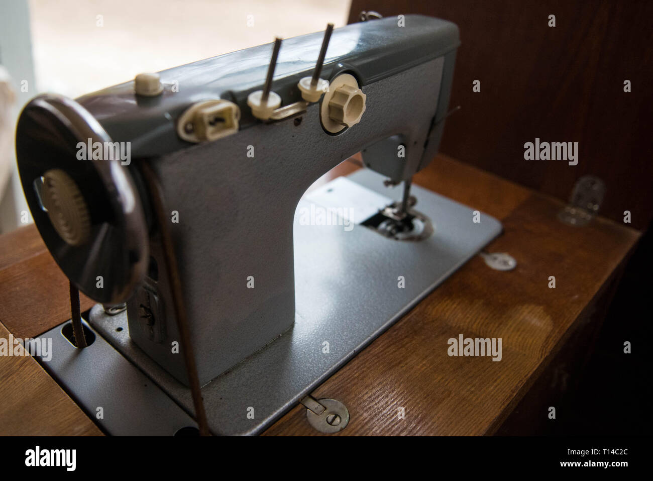 audible dos Petición Antigua máquina de coser manual en la foto Fotografía de stock - Alamy