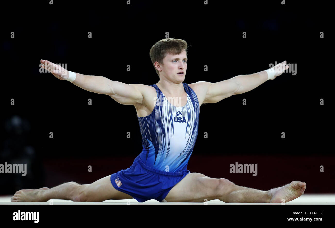 USA''s Allan Bower realiza sobre el suelo durante la Copa del Mundo de gimnasia en el Resorts World Arena, Birmingham. Foto de stock
