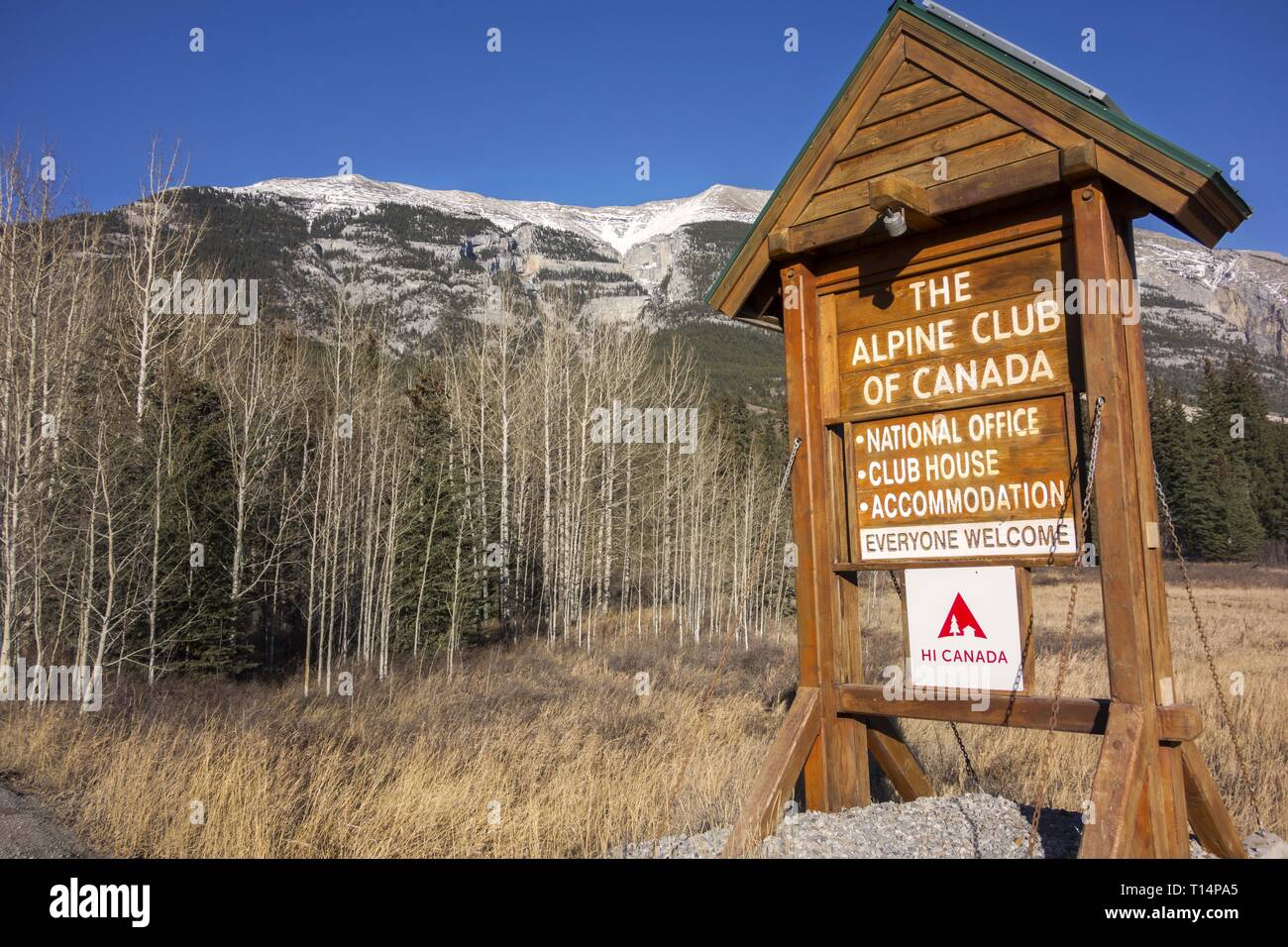 Alpine Club de Canadá ACC Clubhouse Sign Post Table Bow Valley Mountain Peak Paisaje Ciudad de Canmore Alberta Foothills Montañas Rocosas Canadienses Foto de stock