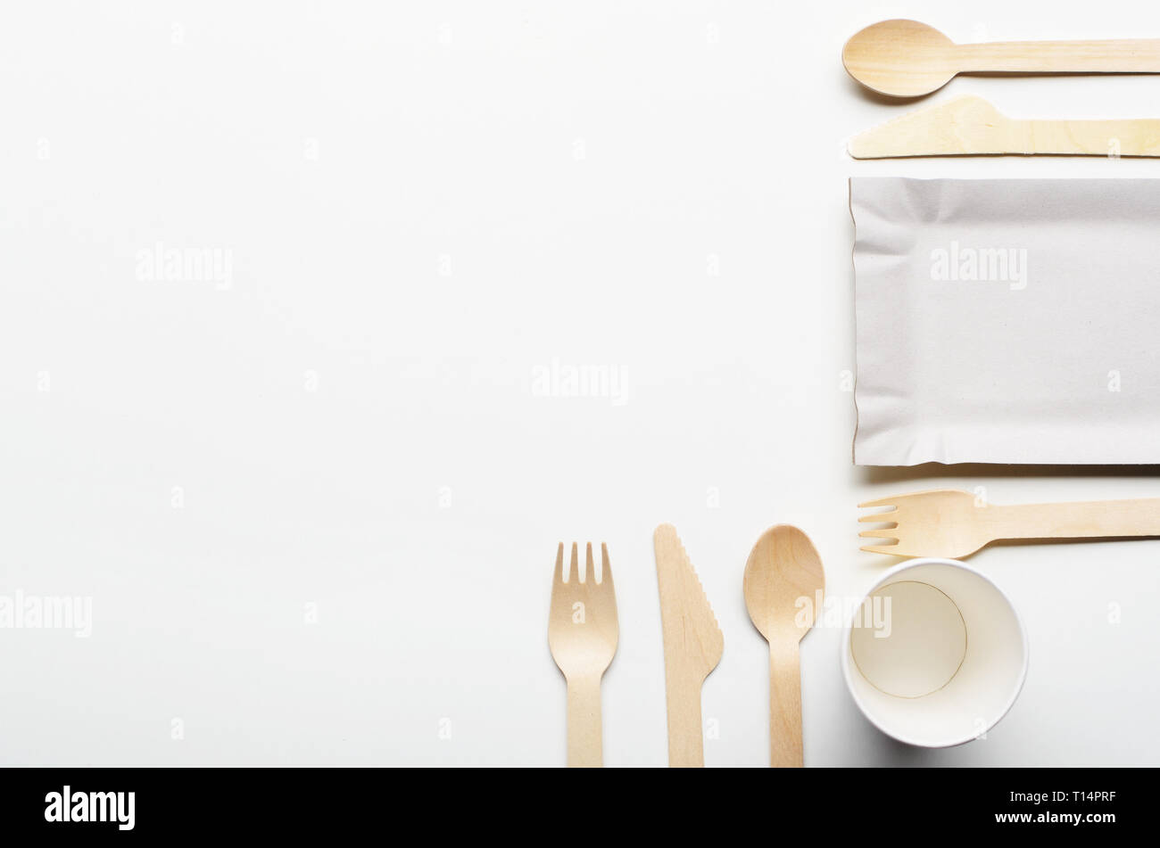 Menaje de un solo uso de madera y papel, tazas y platos en blanco. Vista  superior Fotografía de stock - Alamy