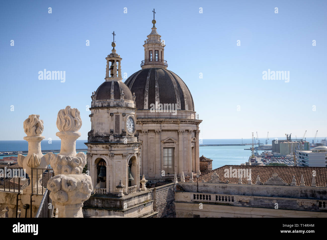 Catania la Catedral de Sant'Agata, en el centro de la ciudad de Sicilia, Italia. Visto desde la terraza de la iglesia cercana. Foto de stock