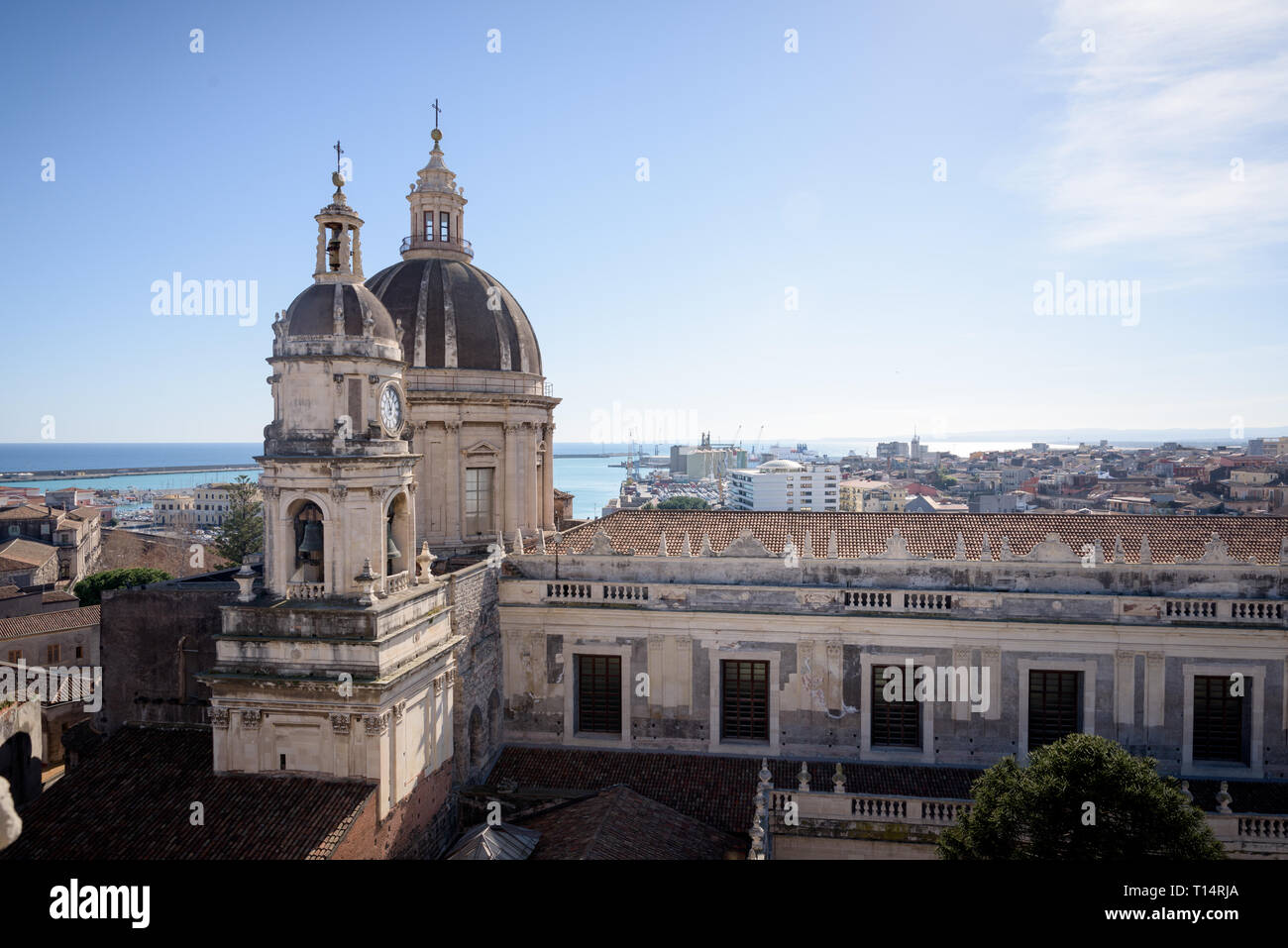 Catania la Catedral de Sant'Agata, en el centro de la ciudad de Sicilia, Italia. Visto desde la terraza de la iglesia cercana. Foto de stock
