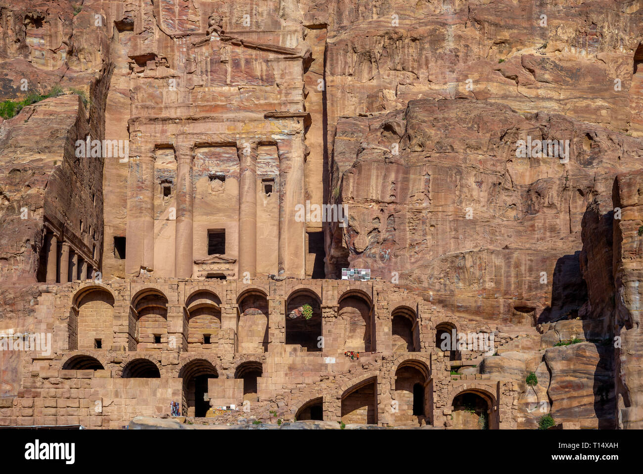 Vista de la fachada de tumbas en Petra, Jordania Foto de stock