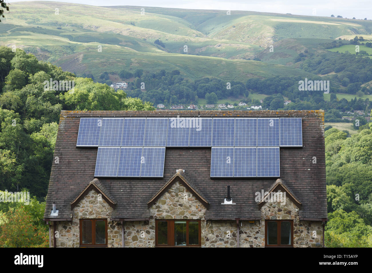 Shropshire, Reino Unido - 10 de septiembre de 2013. Los paneles solares instalados en el techo de una casa en la Inglaterra rural. Foto de stock