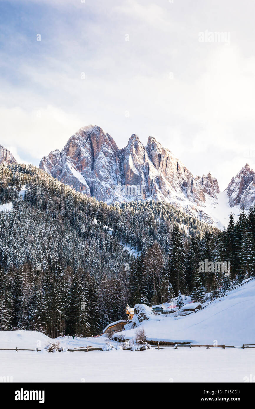 Italia, Trentino Alto-Adige, Val di Funes, dolomitas, montañas, Santa Magdalena en un soleado día de invierno Foto de stock