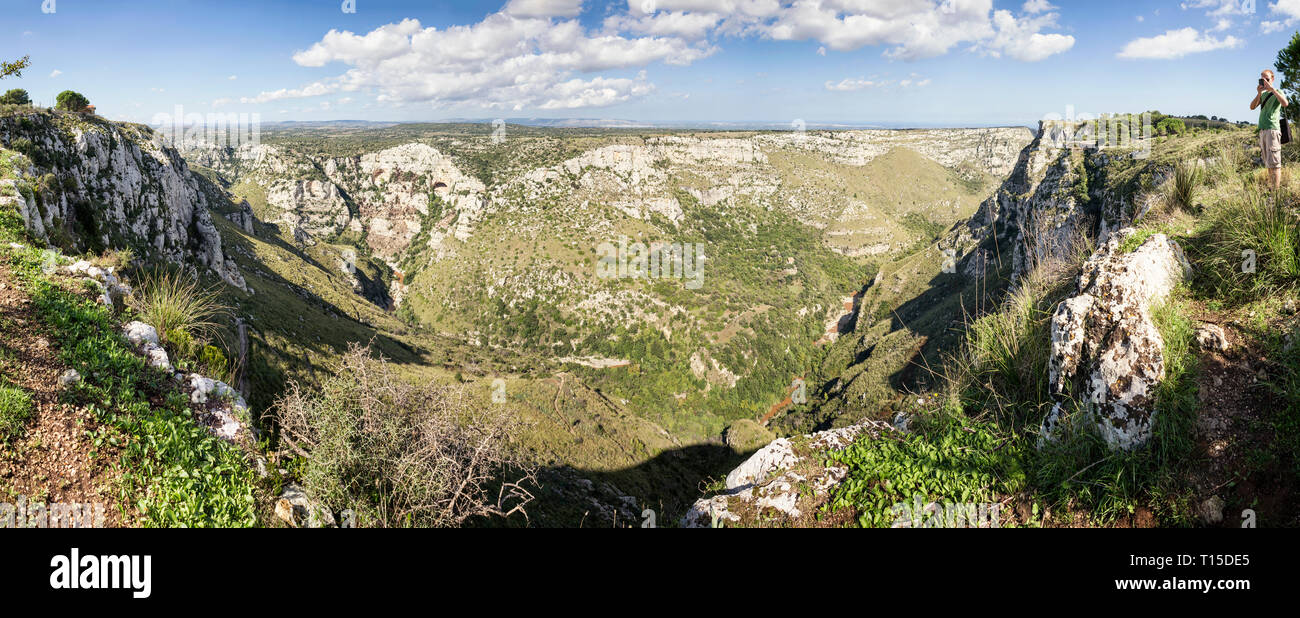 Italia, Sicilia, la Riserva naturale orientata del Cavagrande Cassibile, panorama de montaña Foto de stock